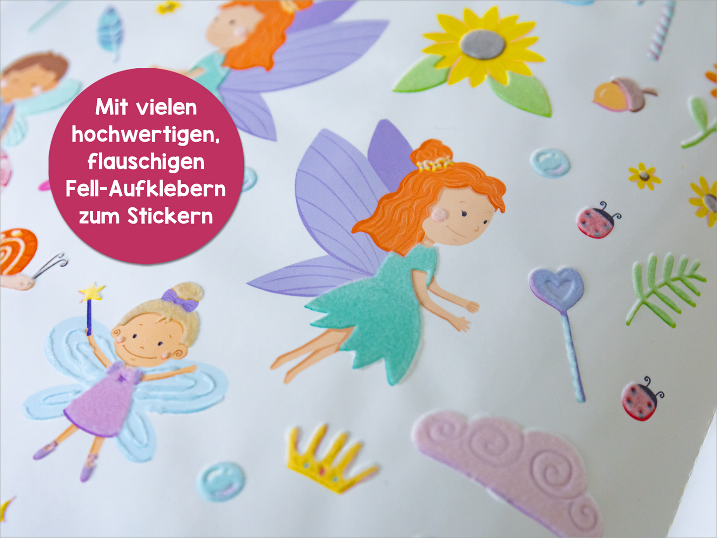 Gezeigt wird eine Innen- oder Zusatzansicht von „Mein flauschiges Stickerheft – Feen“. Die Ansicht zeigt lebendige, pastellfarbene Sticker von Feen mit bunten Flügeln, Blumen und anderen märchenhaften Motiven. Im Vordergrund befindet sich ein runder, roter Kreis mit dem Text „Mit vielen hochwertigen, flauschigen Fell-Aufklebern zum Stickern“. Dazu sind die Sticker in Nahaufnahme und deren flauschige Oberfläche sehr gut zu erkennen.