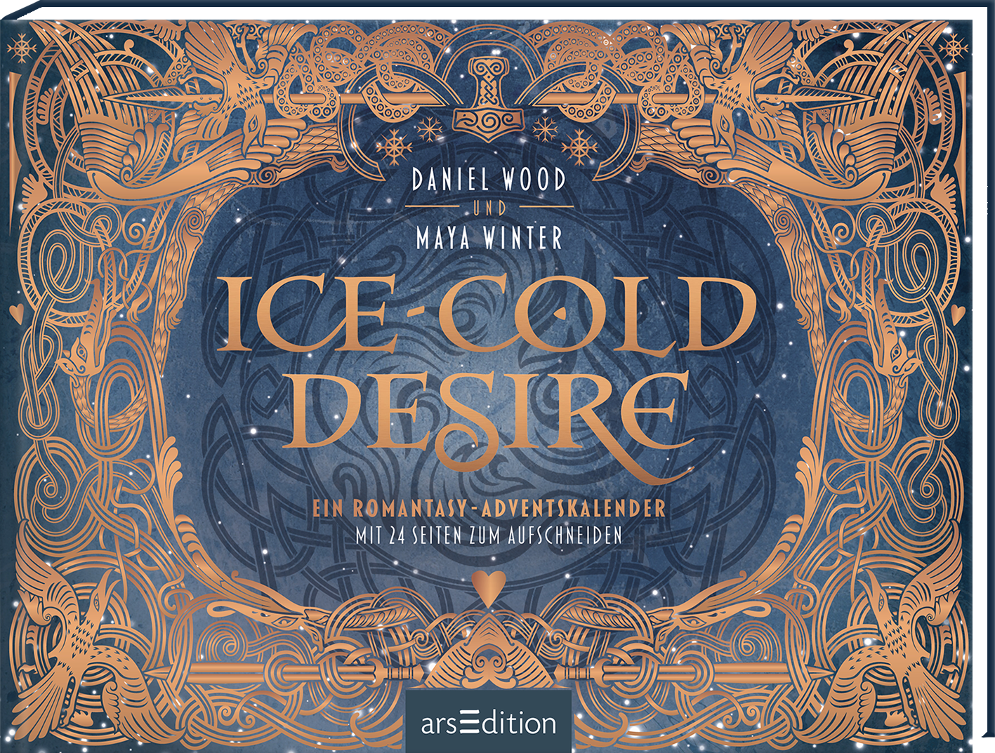 Auf dem Cover von „Ice-Cold Desire“ von Daniel Wood und Maya Winter dominieren kräftige Blau- und Kupfertöne. Ornamentale, filigrane Muster umrahmen den Titel, der in verspielter, goldener Schrift prangt und den Adventskalender-Kontext unterstreicht. Der Untertitel „Ein Romantasy-Adventskalender mit 24 Seiten zum Aufschneiden“ ist in einer kleineren Schriftart gehalten. In der oberen Mitte ist ein auffälliges Symbol platziert. Ganz unten mittig steht der Logoschriftzug von arsEdition.