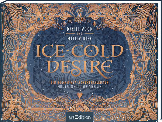 Auf dem Cover von „Ice-Cold Desire“ von Daniel Wood und Maya Winter dominieren kräftige Blau- und Kupfertöne. Ornamentale, filigrane Muster umrahmen den Titel, der in verspielter, goldener Schrift prangt und den Adventskalender-Kontext unterstreicht. Der Untertitel „Ein Romantasy-Adventskalender mit 24 Seiten zum Aufschneiden“ ist in einer kleineren Schriftart gehalten. In der oberen Mitte ist ein auffälliges Symbol platziert. Ganz unten mittig steht der Logoschriftzug von arsEdition.