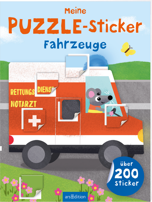 Das Buchcover zeigt ein farbenfrohes, kinderfreundliches Design mit einem orangefarbenen Rettungswagen, der auf einer Straße fährt. Ein niedliches, cartoonhaftes Tier sitzt am Steuer, während bunte Puzzlestücke an der Fahrzeugseite angedeutet werden. Oben links steht in großen, freundlichen Buchstaben „Meine PUZZLE-Sticker“, darunter in blau „Fahrzeuge“. Am unteren rechten Rand befindet sich ein blauer Button mit dem Text „über 200 Sticker“. Ganz unten mittig steht der...