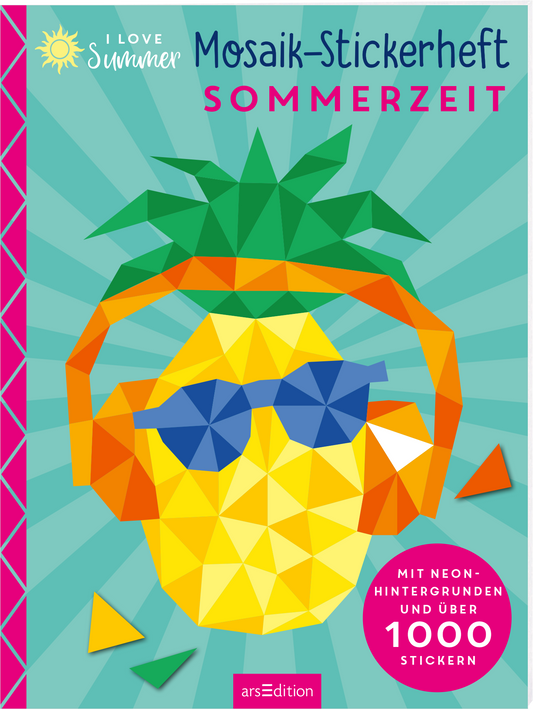 Auf dem Cover ist eine stilisierte, geometrisch gestaltete Ananas in leuchtenden Gelb- und Grüntönen abgebildet. Sie trägt eine Sonnenbrille in Blau und hat einen grünen Haarkranz aus Blättern. Der Hintergrund zeigt einen bunten, strahlenförmigen Verlauf in hellblau und mintgrün. Oben links befindet sich der Schriftzug „I LOVE Summer“ in fröhlichem Gelb. Der Titel „Mosaik-Stickerheft SOMMERZEIT“ steht zentral in einer modernen Schrift. Ganz unten mittig steht der Logoschriftzug...