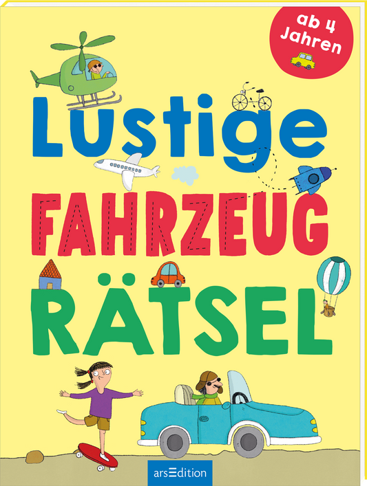 Das Buchcover zeigt einen hellgelben Hintergrund, auf dem bunte Illustrationen von verschiedenen Fahrzeugen – darunter ein Helikopter, ein Flugzeug und ein Auto – sowie Kinder, die mit einem Skateboard und in einem blauen Auto fahren, dargestellt sind. In großen, farbenfrohen Buchstaben steht der Titel „Lustige Fahrzeug Rätsel“ in rot und blau. Oben rechts befindet sich ein rundes Element mit dem Text „ab 4 Jahren“. Ganz unten mittig steht der Logoschriftzug von arsEdition.