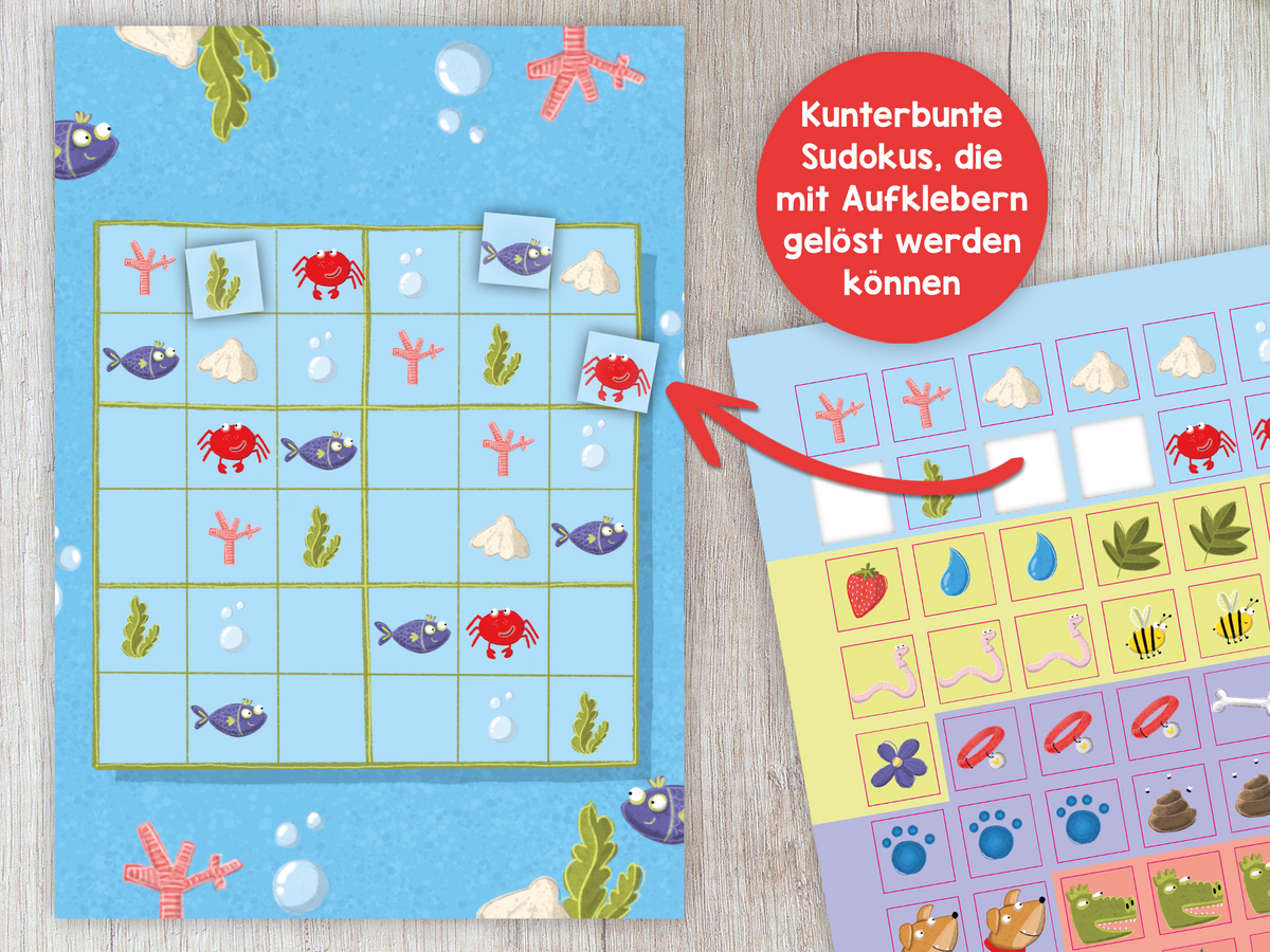 Gezeigt wird eine Innen- oder Zusatzansicht von „Meine Sticker-Sudokus – Symbole“. Die Ansicht zeigt ein farbenfrohes Sudoku-Raster auf hellem blauem Hintergrund mit maritimen Motiven wie Fischen, Krebsen und Pflanzen. Die zusätzlichen Sticker zum Lösen sind in verschiedenen Farben dargestellt, die auf einer separaten Vorlage angeordnet sind. Die Schrift ist deutlich und freundlich gestaltet, um jüngere Nutzer anzusprechen. Ein roter Hinweis hebt die spielerische Natur des Heftes...