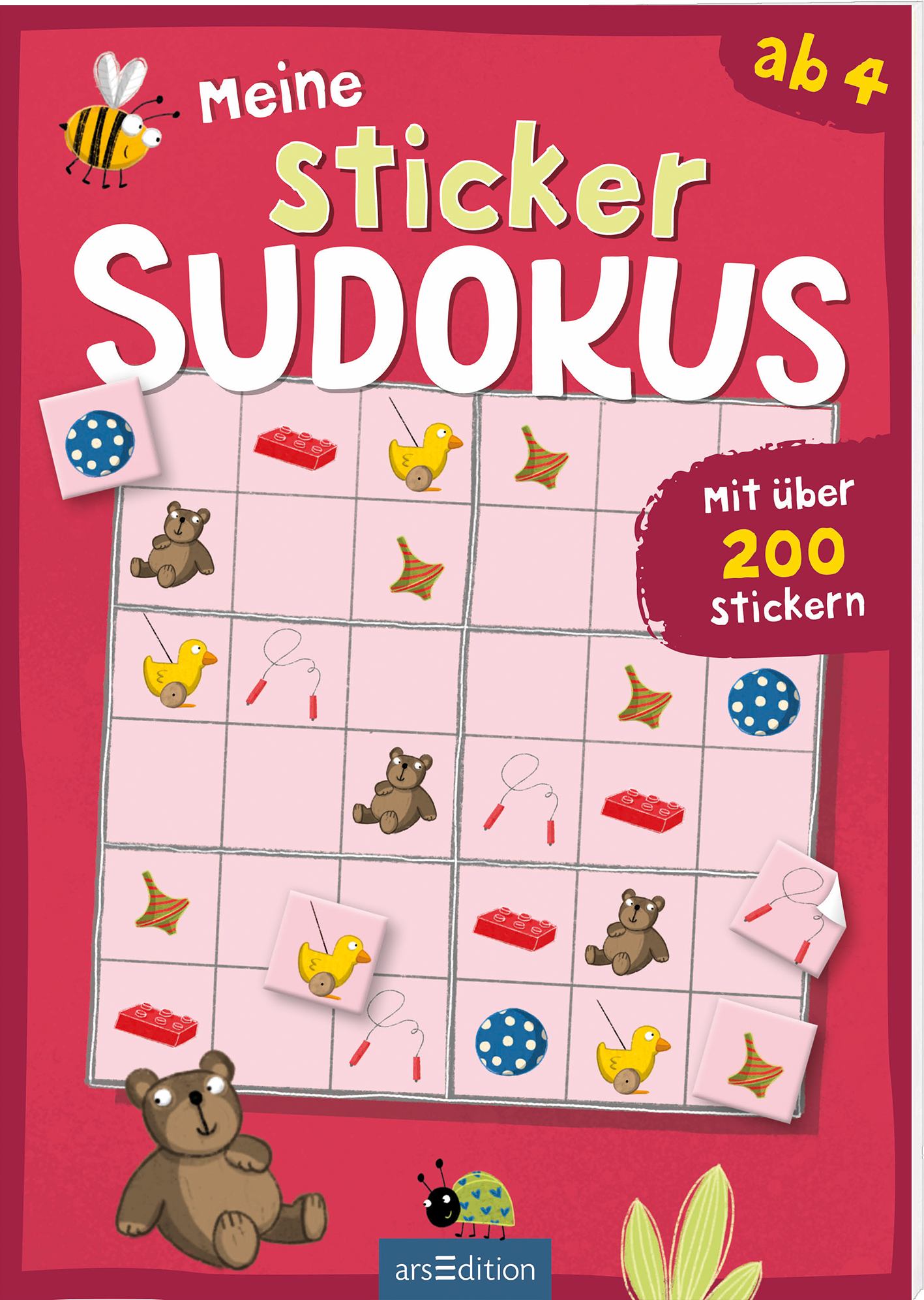 Das Buchcover zeigt einen pinken Hintergrund und große weiße Buchstaben, die den Titel „Meine Sticker Sudokus“ hervorheben. Oben links schwingt eine Biene umher, während ein süßer Bär unten auf dem Cover sitzt. In der Mitte ist ein Sudoku-Raster abgebildet, gefüllt mit bunten Stickern wie Vögeln und roten Spielzeugstücken. Ein rotes, rundes Banner hebt hervor „Mit über 200 Stickern“. Ganz unten mittig steht der Logoschriftzug von arsEdition.