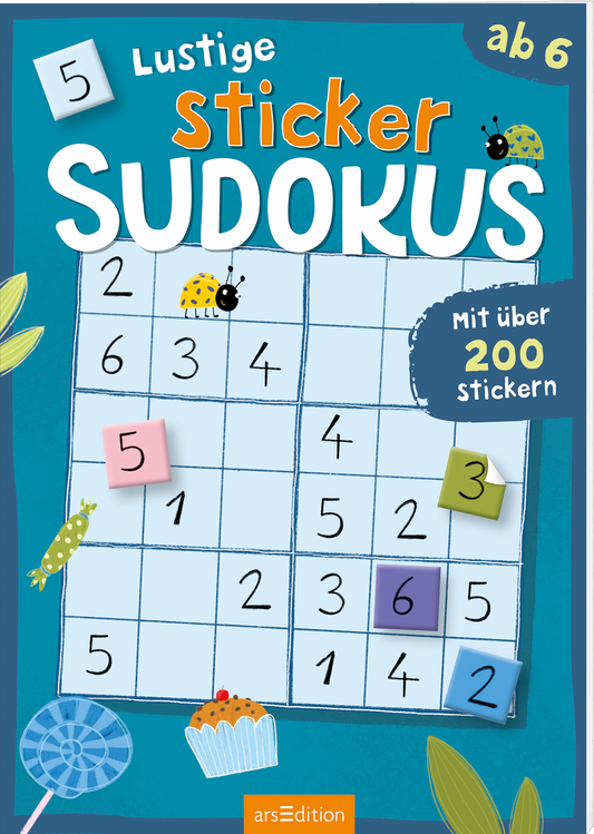 Auf dem Cover „5 Lustige Sticker Sudokus“ dominieren leuchtende Farben mit einem türkisfarbenen Hintergrund. große, verspielte weiße Buchstaben bilden den Titel, während „Sticker“ in orange hervorsticht. Auf dem Cover sind verschiedene bunte Sticker und Zahlen zu sehen, umrahmt von fröhlichen Insektenmotiven. In der oberen rechten Ecke steht ein Hinweis „ab 6“, und darunter ein ovaler Button mit „Mit über 200 Stickern“. Ganz unten mittig steht der Logoschriftzug von...