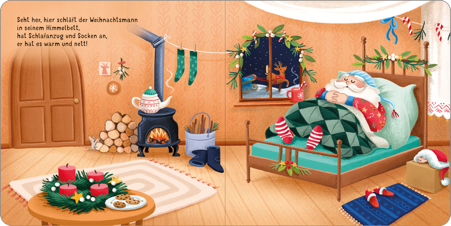 Gezeigt wird eine Innenansicht von „Frohe Weihnachten, Weihnachtsmann!“. Der Weihnachtsmann liegt gemütlich in einem bunten Bett mit einer karierten Decke. Um ihn herum ist ein warmes, einladendes Zimmer mit Holzwänden und einem Kamin, in dem Kugeln hängen. Ein Fenster zeigt den nächtlichen Himmel mit Sternen, während ein Tisch mit Keksen und einem Weihnachtskranz geschmückt ist. Die Farben sind warm und freundlich, vorwiegend in Rot, Grün und Gold.