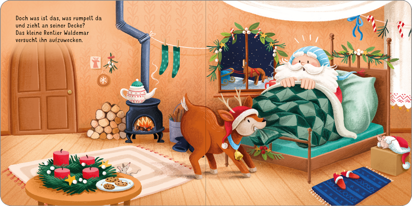 Gezeigt wird eine Innen- oder Zusatzansicht von „Frohe Weihnachten, Weihnachtsmann!“. Die Szene zeigt ein gemütliches Schlafzimmer mit einem Weihnachtsmann im Bett, der von einem Rentier geweckt wird. Die Wände sind in warmem Holzton gehalten, während das Bett mit einer grünen Decke und roten Kissen dekoriert ist. Eine warme Feuerstelle im Hintergrund sorgt für eine einladende Atmosphäre. Ornamentale Weihnachtsdekoration und ein kleiner Tisch mit Keksen und einer Kanne runden das...