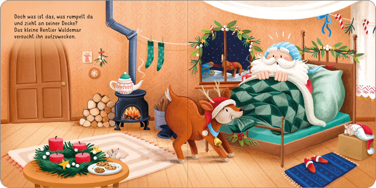 Gezeigt wird eine Innen- oder Zusatzansicht von „Frohe Weihnachten, Weihnachtsmann!“. Die Szene zeigt ein gemütliches Schlafzimmer mit einem Weihnachtsmann im Bett, der von einem Rentier geweckt wird. Die Wände sind in warmem Holzton gehalten, während das Bett mit einer grünen Decke und roten Kissen dekoriert ist. Eine warme Feuerstelle im Hintergrund sorgt für eine einladende Atmosphäre. Ornamentale Weihnachtsdekoration und ein kleiner Tisch mit Keksen und einer Kanne runden das...