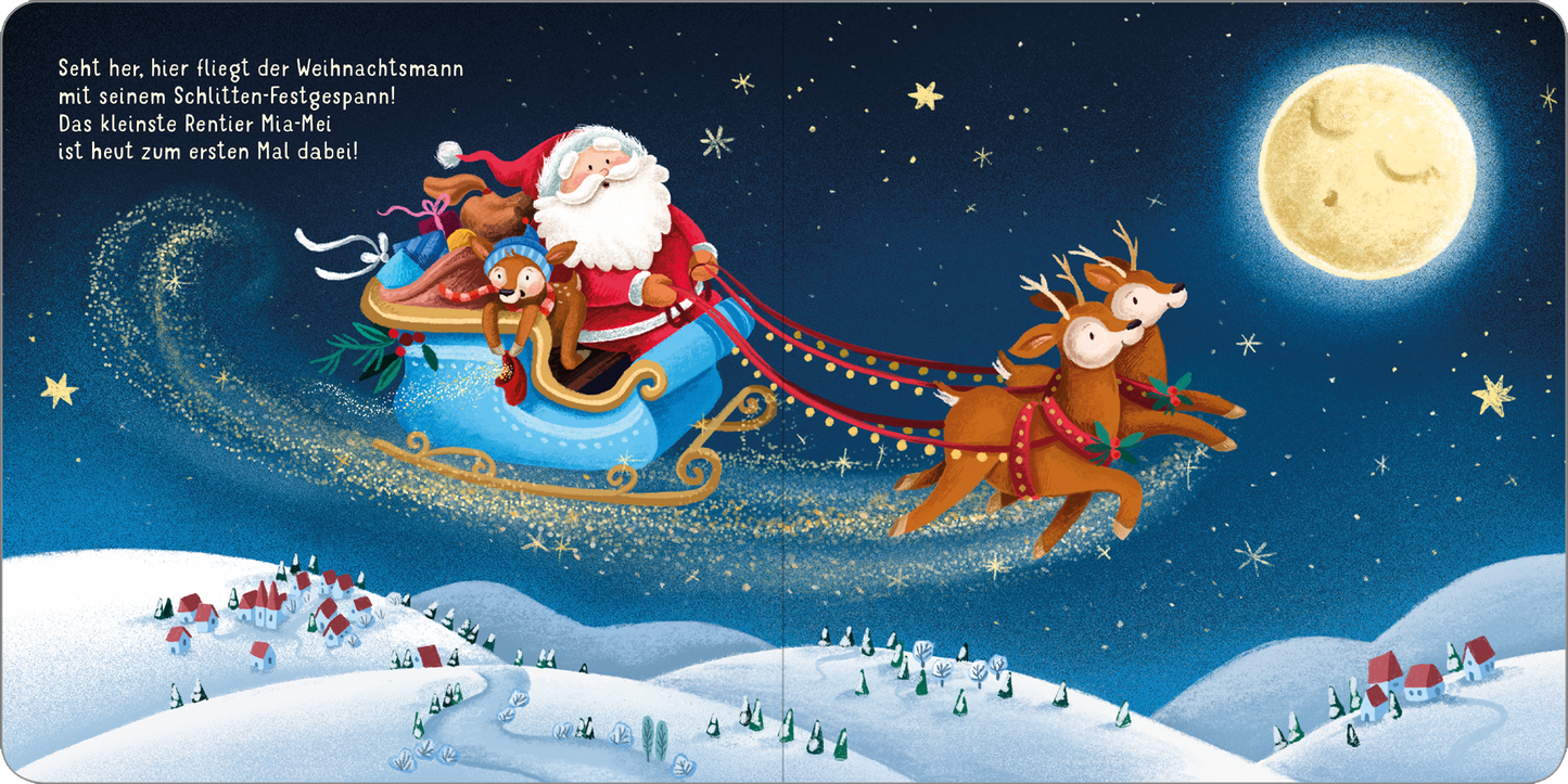 Gezeigt wird eine Innen- oder Zusatzansicht von „Frohe Weihnachten, kleines Rentier!“. Die Illustration zeigt den Weihnachtsmann in einem rot-weißen Anzug, der fröhlich in einem Schlitten fliegt, begleitet von zwei Rentieren und einem kleinen Rentier, das zum ersten Mal mitfliegt. Der Himmel ist dunkelblau mit vielen Sternen und einem großen, lächelnden Mond. Im Vordergrund sind schneebedeckte Hügel und eine kleine, winterliche Landschaft mit Häusern zu sehen.