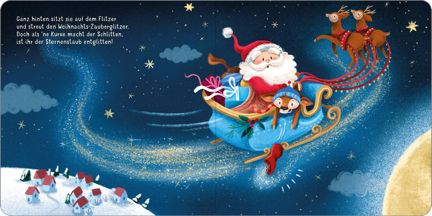 Gezeigt wird eine Innen- oder Zusatzansicht von „Frohe Weihnachten, kleines Rentier!“. Die Illustration zeigt Santa Claus in einem leuchtend roten Mantel, der mit einem kleinen Kind auf einem blauen Schlitten durch einen funkelnden Nachthimmel fliegt. Sanfte, goldene Sterne funkeln um sie herum. Im Hintergrund sind weiße, schneebedeckte Hügel und kleine, bunte Häuser zu sehen. Die Schrift ist verspielt und in einer freundlichen, gut lesbaren Typografie gehalten.