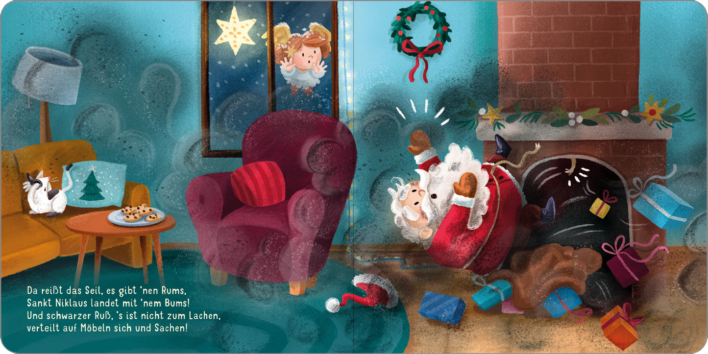 Gezeigt wird eine Innen- oder Zusatzansicht von „Frohe Weihnachten, Engelchen!“. Im Vordergrund ist ein roter Sessel mit einer gepunkteten Sitzfläche zu sehen, daneben ein Tisch mit Plätzchen. Ein Kamin rechts zeigt Weihnachtsgeschenke und eine Katze sitzt darauf. Durch ein Fenster schaut ein Engel, während im Hintergrund der Schatten von Sankt Nikolaus zu sehen ist. Die Farben sind warm und festlich, mit einer dominierenden grünen und roten Farbpalette. Der Text ist in kindgerechter,...