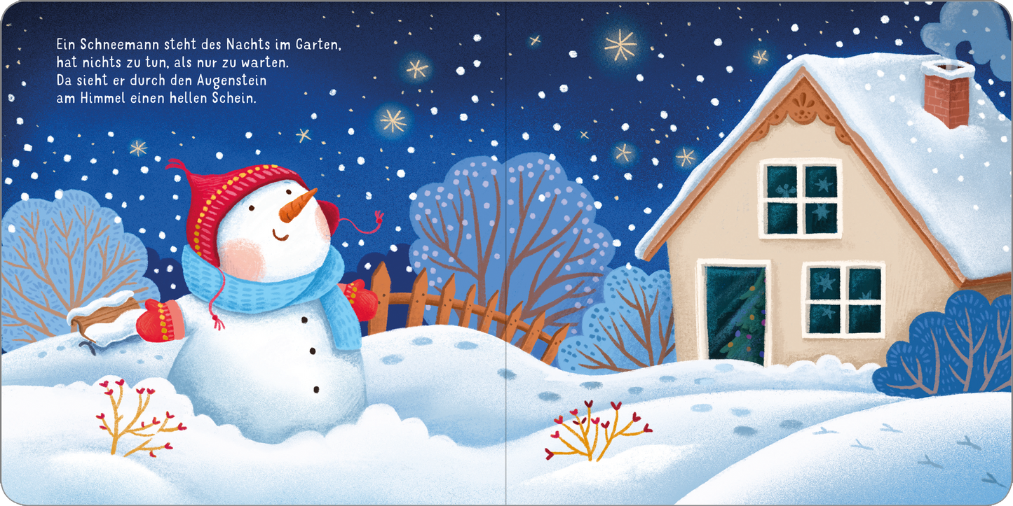 Gezeigt wird eine Innen- oder Zusatzansicht von „Frohe Weihnachten, Schneemann!“. Im Vordergrund steht ein fröhlicher Schneemann mit rote Mütze und Schal vor einem verschneiten Garten. Der Hintergrund zeigt einen klaren Nachthimmel mit leuchtenden Sternen und einem nebligen Schein. Rechts ist ein idyllisches, helles Haus mit blauen Fenstern und einem schneebedeckten Dach zu sehen. Die sanften Farben und die verspielte Typografie unterstützen die weihnachtliche Stimmung.