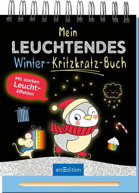 Das Buchcover zeigt einen niedlichen Pinguin mit rotem Schal und Mütze, der fröhlich steht. Der Hintergrund ist in tiefem Schwarz gehalten, was die bunten Elemente hervorhebt. Oben steht der Titel „Mein LEUCHTENDES Winter-Kritzkatz-Buch“ in großen, leuchtenden Buchstaben. In der linken unteren Ecke befindet sich eine kleine Maus neben farbigen Präsenten. Ein rotes Banner verkündet: „Mit starken Leucht-Effekten“. Ganz unten mittig steht der Logoschriftzug von arsEdition.