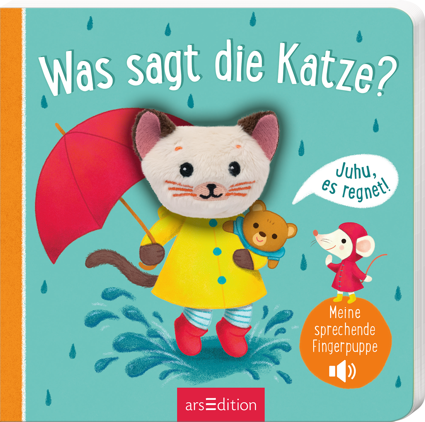 Auf dem Cover des Buches „Was sagt die Katze?“ sieht man eine niedliche Katze mit einem großen, roten Regenschirm, die in einem gelben Regenmantel gekleidet ist. Umgeben von Spritzern, die auf einen hellblauen Hintergrund fallen, hält sie ein kleines Bärenkind in der Hand. Rechts steht eine Maus in einem roten Mantel, die fröhlich ein Gespräch führt, während oben der Ausruf „Juhu, es regnet!“ zu sehen ist. Am unteren Rand findet sich der Text „Meine sprechende Fingerpuppe“....