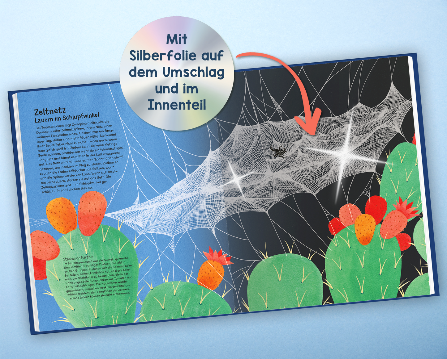 In der Innenseite des Buches „Wunderwelt der Spinnennetze“ wird ein faszinierendes Netz abgebildet, das sich zwischen bunten Kaktussen erstreckt. Die Seite ist farbenfroh gestaltet, mit einem klaren blauen Hintergrund. Das Netz ist detailliert und in leuchtendem Weiß gehalten, während eine kleine Spinne in der Mitte sichtbar ist. Oben rechts befindet sich ein Hinweis in einem runden, silberfolierten Element, das auf die Silberfolie im Umschlag und im Innenteil hinweist. Die typografische...