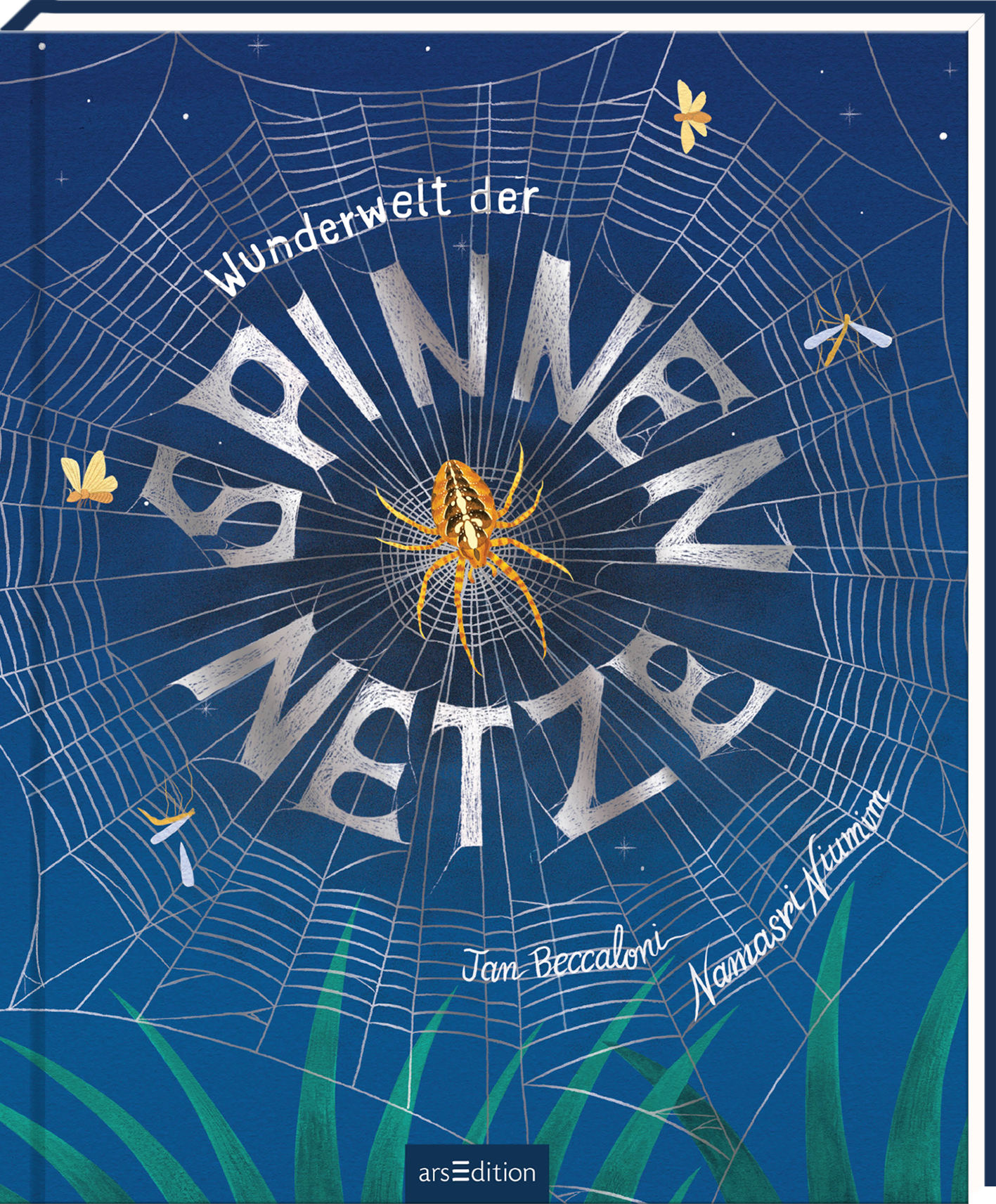 Das Buchcover zeigt eine faszinierende Spinnenwebe im Vordergrund, durchzogen von schimmernden Fäden. In der Mitte sitzt eine detailreich illustrierte Spinne. Der Hintergrund ist in sanften Blau- und Grautönen gehalten, was eine ruhige Atmosphäre schafft. Der Titel „Wunderwelt der Spinnennetze“ ist in großen, verspielten Lettern gestaltet, während der Autorenname „Jan Beccaloni“ elegant darunter steht. Ganz oben, rechts, befindet sich ein kleiner SPIEGEL-Bestseller-Button mit dem...