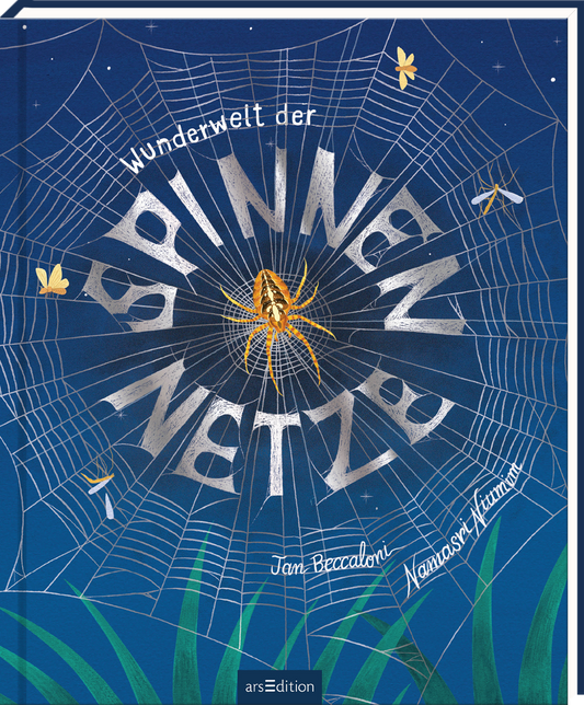 Das Buchcover zeigt eine faszinierende Spinnenwebe im Vordergrund, durchzogen von schimmernden Fäden. In der Mitte sitzt eine detailreich illustrierte Spinne. Der Hintergrund ist in sanften Blau- und Grautönen gehalten, was eine ruhige Atmosphäre schafft. Der Titel „Wunderwelt der Spinnennetze“ ist in großen, verspielten Lettern gestaltet, während der Autorenname „Jan Beccaloni“ elegant darunter steht. Ganz oben, rechts, befindet sich ein kleiner SPIEGEL-Bestseller-Button mit dem...
