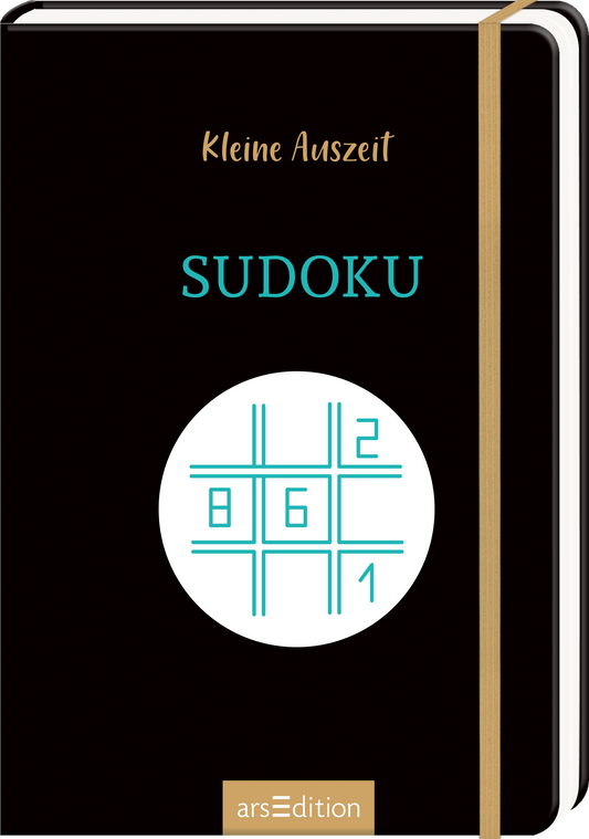 Das Buchcover zeigt einen dunklen Hintergrund, auf dem der Titel „SUDOKU“ in kräftigem Türkis hervorgehoben ist. Darüber befindet sich der Schriftzug „Kleine Auszeit“ in eleganter goldener Schrift. In der Mitte des Covers ist ein weißer Kreis zu sehen, der ein einfaches Sudoku-Raster darstellt, mit den Zahlen 1, 2, 6 und 8. Ganz unten mittig steht der Logoschriftzug von arsEdition.