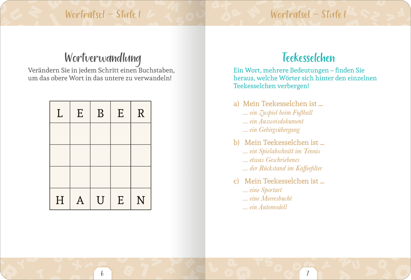 Gezeigt wird eine Innen- oder Zusatzansicht von „Kleine Auszeit – Worträtsel“. Die linke Seite zeigt ein Wortgitter mit dem Titel „Wortverwandlung“ in einer stilvollen, blauen Schrift. Das Gitter enthält die Buchstaben L, E, B, E, R und H, A, U, E, N. Die rechte Seite bietet die Aufgabe „Teekesselchen“ mit drei Aufzählungspunkten in einer modernen, blauen Schriftart. Der Hintergrund ist in einem sanften Beige-Ton gehalten, der durch Muster verfeinert ist, wodurch eine...