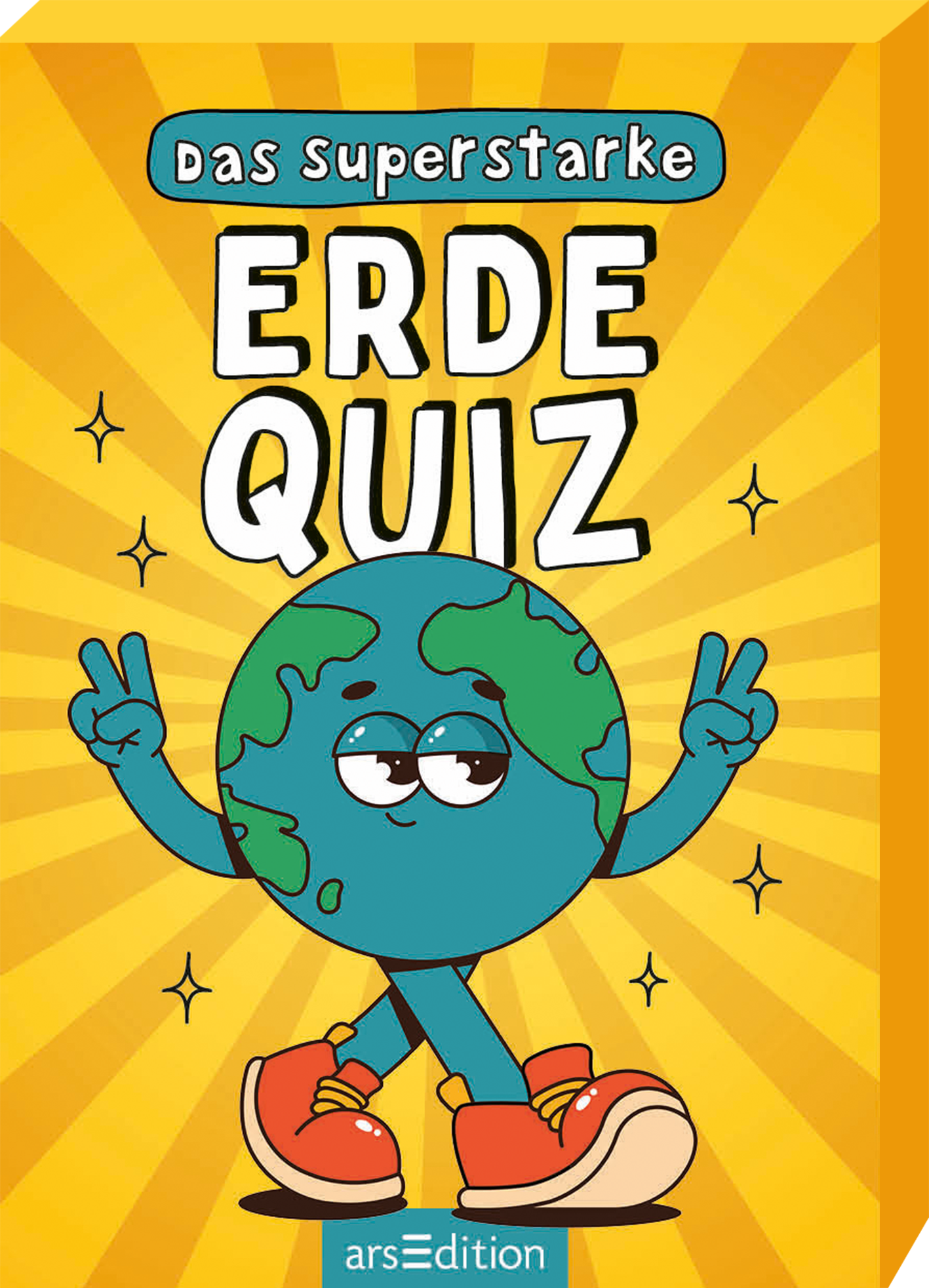 Das Buchcover zeigt einen fröhlich lächelnden, cartoonhaften Planeten Erde mit großen, schelmischen Augen. Der Planet mit grüner Kontur und blauen Ozeanen ist in der Mitte platziert, umgeben von einem leuchtend gelben Hintergrund mit strahlenförmigen Mustern. Oben steht in verspielter, schwarzer Schrift der Titel „Das superstarke ERDE QUIZ“. Ganz unten mittig steht der Logoschriftzug von arsEdition.