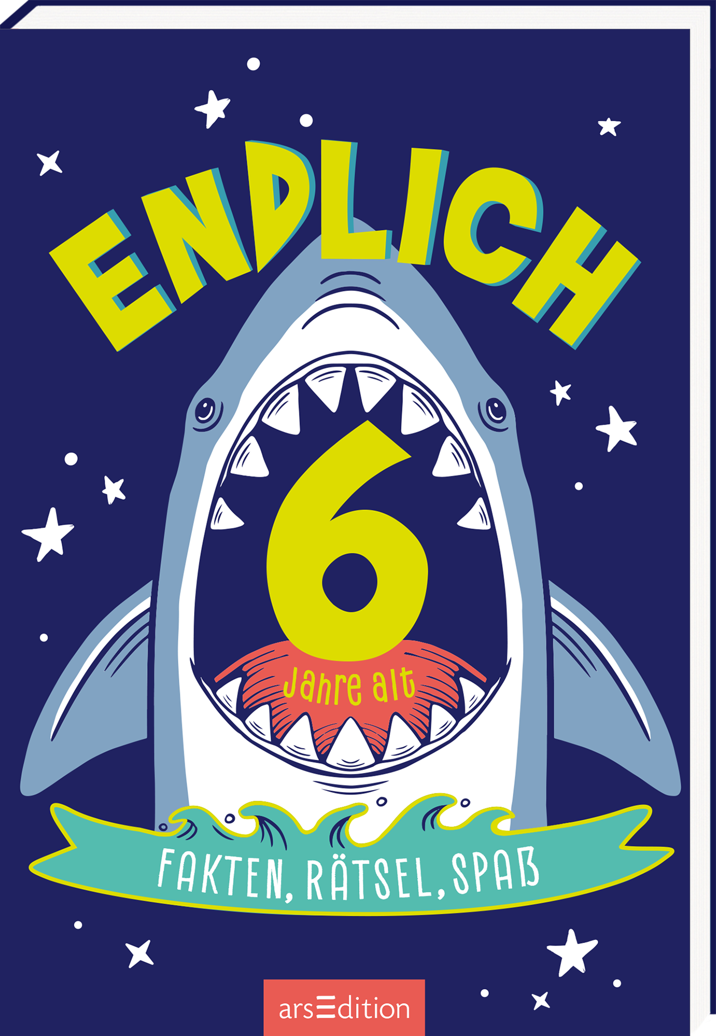 Das Cover zeigt einen großen, cartoonhaften Hai mit weit geöffnetem Maul, der in einem tiefblauen Hintergrund schwimmt. Die Zähne des Haies sind spitz und auffällig, während er mit einem fröhlichen Ausdruck lächelt. Oberhalb des Haies prangt der Titel „ENDLICH“ in großen, bunten Buchstaben, umrahmt von strahlenden Sternen. In der Mitte steht die Zahl „6“ in gelb, darunter der Text „Jahre alt“. Eine dekorative, grüne Banner beschreibt den Inhalt: „Fakten, Rätsel,...