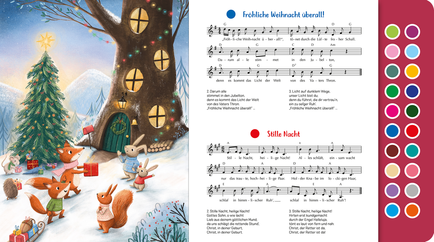 Gezeigt wird eine Innen- oder Zusatzansicht von „Sing mit! Weihnachten“. Auf der linken Seite ist eine farbenfrohe Illustration von Tieren in einem verschneiten Weihnachtswald, die um einen geschmückten Baum versammelt sind. Die große, schneebedeckte Baumhaus hat runde Fenster und ist mit Lichtern dekoriert. Auf der rechten Seite sind die Notenblätter für die Lieder „Fröhliche Weihnacht überall!“ und „Stille Nacht“, in blauer und roter Schriftfarbe hervorgehoben. Farbige...