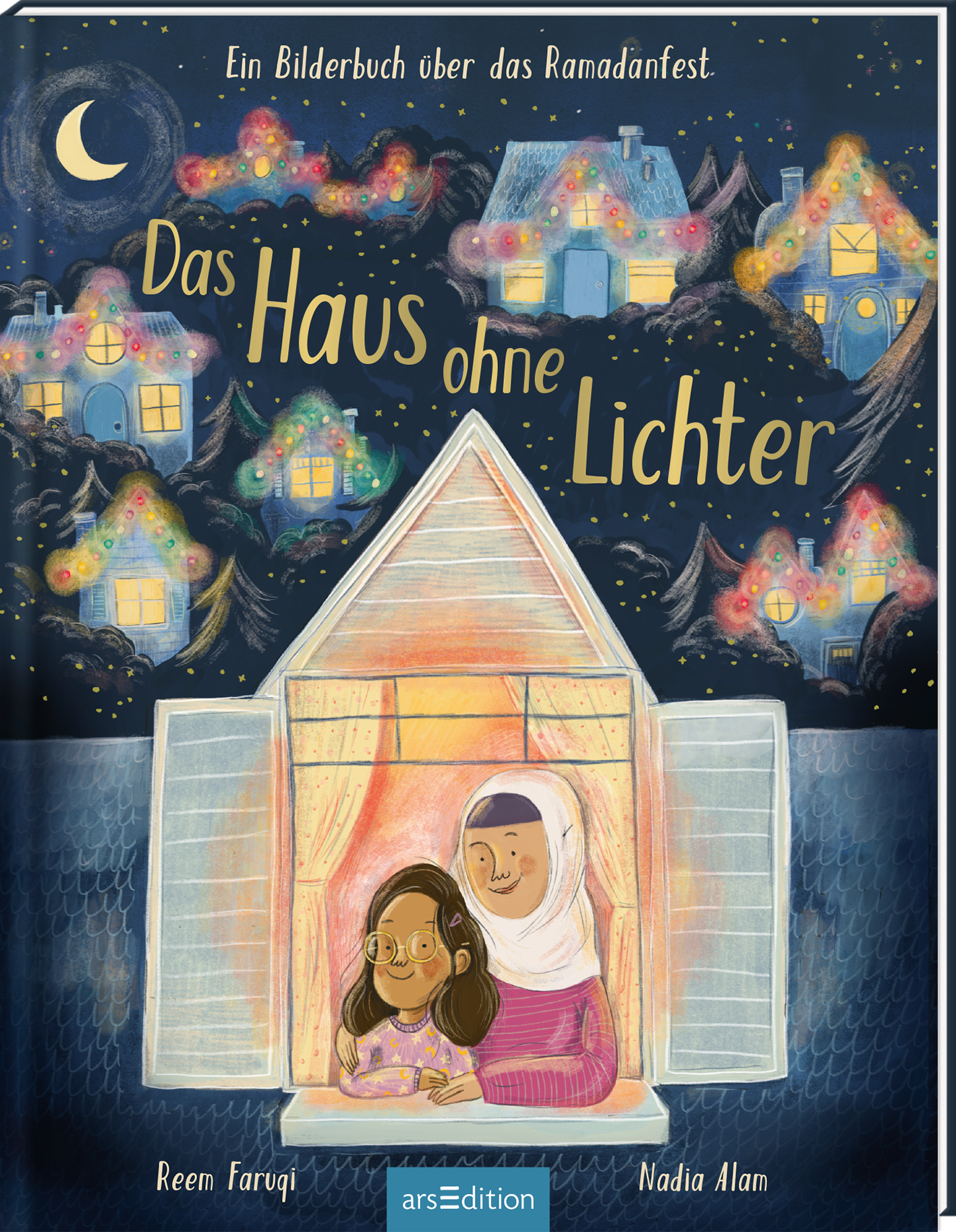 Das Cover zeigt eine liebevolle, humorvolle Illustration mit zwei Mädchen, die gemeinsam am Fenster eines Hauses sitzen, das geöffnet ist. Sie blicken hinaus in eine nächtliche Szenerie, in der viele bunt beleuchtete Häuser erstrahlen. Der Nachthimmel ist tiefblau mit einem schmalen Mond. Der Titel „Das Haus ohne Lichter“ ist in geschwungener Schrift in Gelb gehalten und druckt sich hervor. Ganz unten mittig steht der Logoschriftzug von arsEdition.