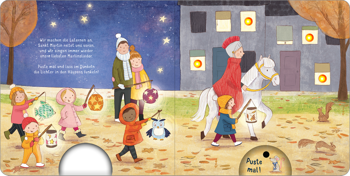 Gezeigt wird eine Innen- oder Zusatzansicht von „Mein liebstes Pustebuch – Ich geh mit meiner Laterne“. Die Illustration zeigt eine herbstliche Szenen mit Kindern im bunten Halbdunkel, die Laternen tragen. Die Farbpalette umfasst warme Gelb- und Rottöne sowie Blau- und Grautöne. Ein großer Pferdereiter mit rotem Umhang zieht die Aufmerksamkeit auf sich. Der Text in klarer, freundlicher Schrift ist gut lesbar. Am unteren Rand befindet sich ein interaktives Element „Puste mal!“.