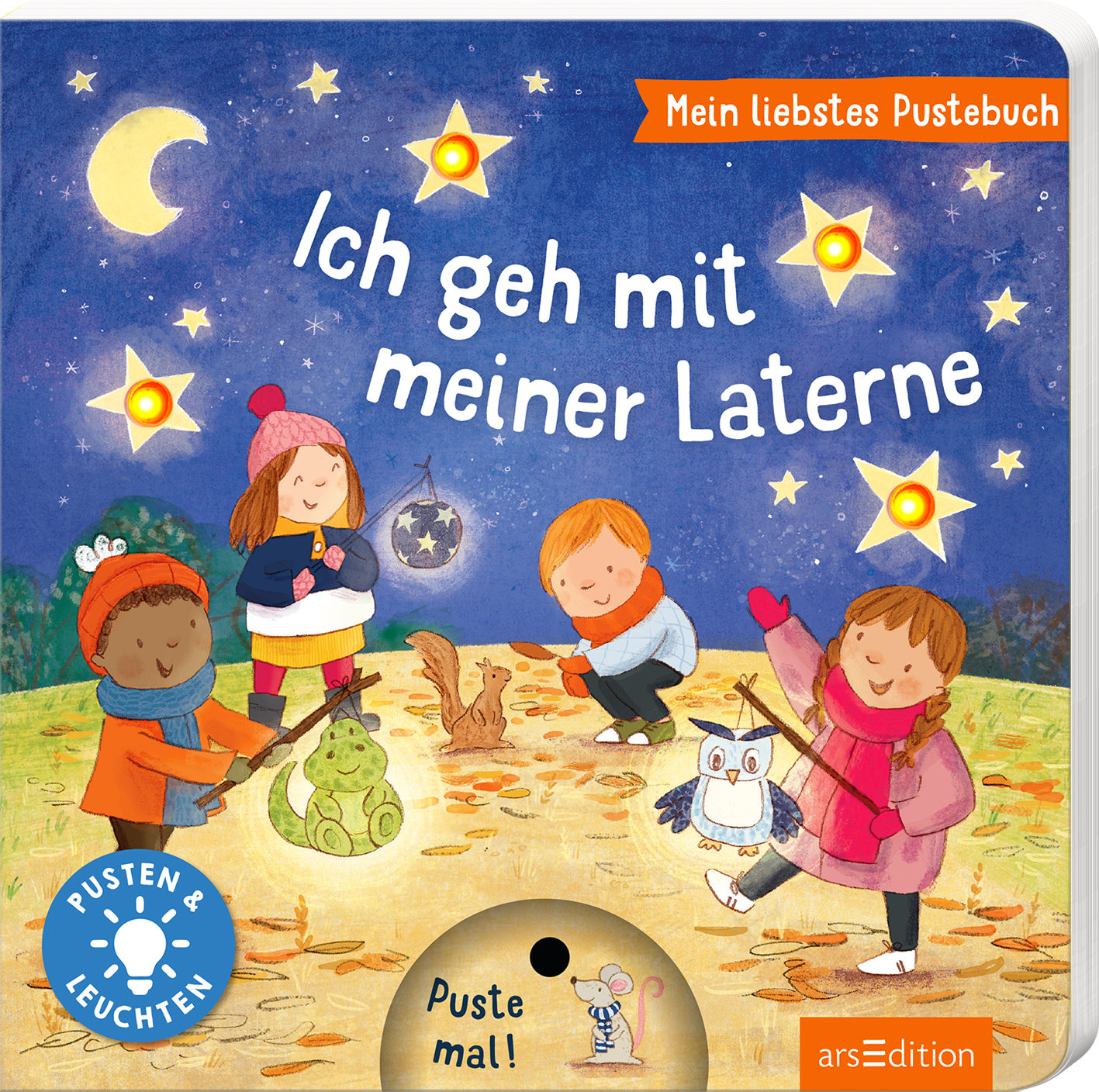 Das Buchcover zeigt eine bunte Nachtszene mit vier Kindern, die mit Laternen spielen. Der Hintergrund ist in einem tiefen Blau gehalten, geprägt von funkelnden gelben Sternen und einem Halbmond. Die Kinder, in warmen, leuchtenden Farben gekleidet, interagieren fröhlich und halten verschiedene Objekte in den Händen. Der Titel „Ich geh mit meiner Laterne“ ist in verspielter, handschriftlicher Schriftart in Weiß zu sehen, während das orangefarbene Banner „Mein liebstes Pustebuch“ oben...