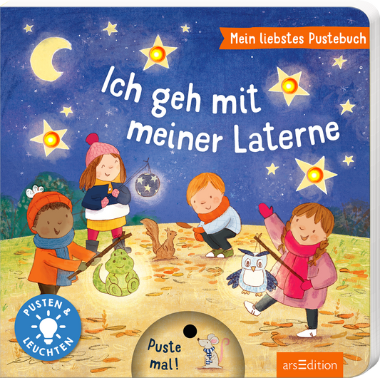 Das Buchcover zeigt eine bunte Nachtszene mit vier Kindern, die mit Laternen spielen. Der Hintergrund ist in einem tiefen Blau gehalten, geprägt von funkelnden gelben Sternen und einem Halbmond. Die Kinder, in warmen, leuchtenden Farben gekleidet, interagieren fröhlich und halten verschiedene Objekte in den Händen. Der Titel „Ich geh mit meiner Laterne“ ist in verspielter, handschriftlicher Schriftart in Weiß zu sehen, während das orangefarbene Banner „Mein liebstes Pustebuch“ oben...