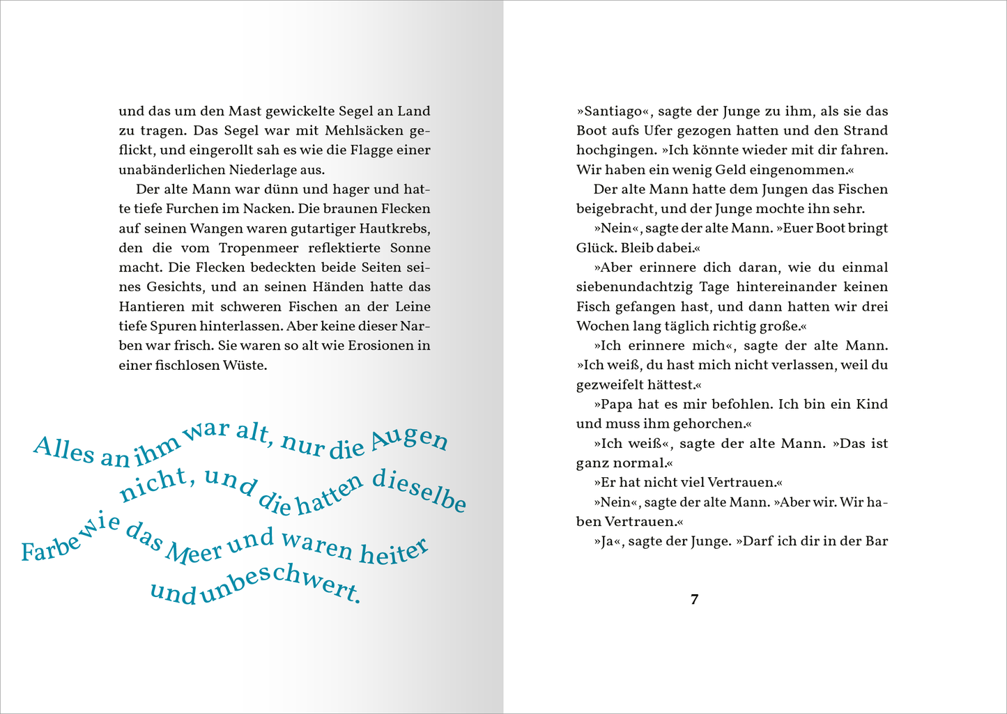 Gezeigt wird eine Innen- oder Zusatzansicht von „Der alte Mann und das Meer“. Die Seite präsentiert eine klare, gut lesbare Schrift in Schwarz auf hellem Hintergrund. Der Text ist in Absätzen strukturiert, wobei der linke Bereich zwei Spalten enthält und das rechte Seitenlayout eine fortlaufende Geschichte bietet. Farblich dominieren sanfte Töne, während ein Zitat am unteren Rand in einer geschwungenen Schrift in Türkis hervorgehoben ist. Die kompositorische Gestaltung unterstützt...