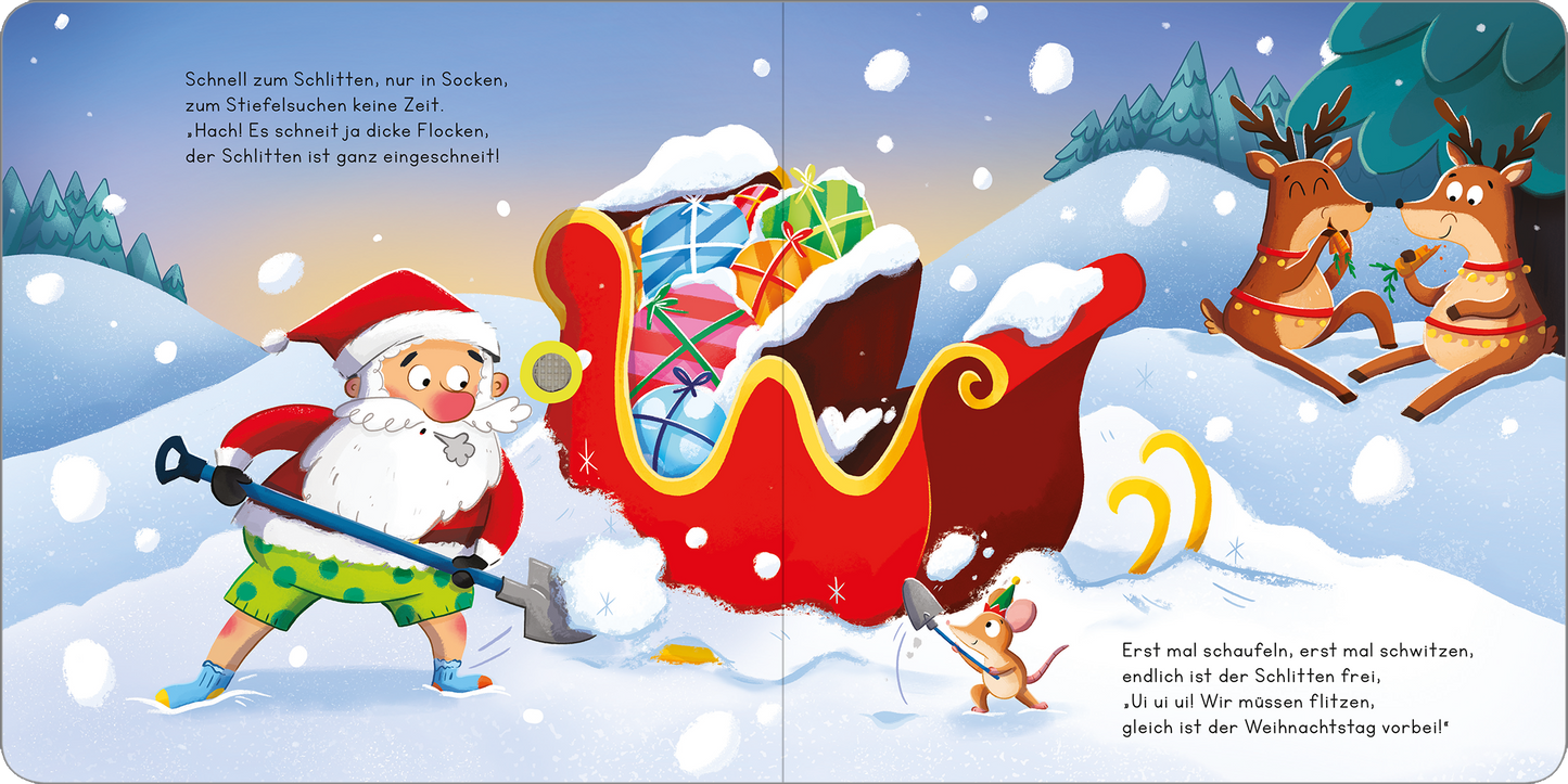 Gezeigt wird eine Innen- oder Zusatzansicht von „Das Weihnachts-Chaos“. Die Illustration zeigt einen fröhlichen Weihnachtsmann in einer winterlichen Landschaft, der mit einem Schaufelwerkzeug einen farbenfrohen Schlitten von Schnee befreit. Der Schlitten ist rot und mit bunten Geschenken verziert. Links sieht man einen kleinen Maulwurf, der den Weihnachtsmann beobachtet. Im Hintergrund sind zwei Rehe sichtbar, die an einem Hügel stehen. Die Farben sind lebhaft und die Typografie ist...