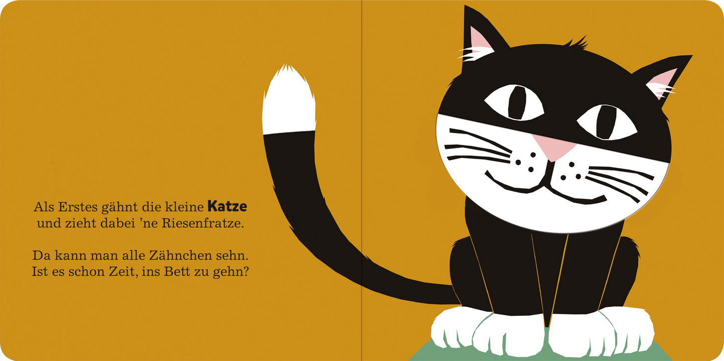 Gezeigt wird eine Innen- oder Zusatzansicht von „Alle müssen gähnen“. Die Illustration zeigt eine kleine, schwarze Katze mit großen, runden Augen und einem breiten Lächeln. Ihre Pfoten und der Schwanz sind zeichnerisch betont. Links steht ein Text in großen, bunten Buchstaben, der zur Handlung des Buches einlädt. Die Farben sind hell und freundlich, mit einem dominanten Gelb- und Grünton im Hintergrund, die eine einladende Atmosphäre schaffen.