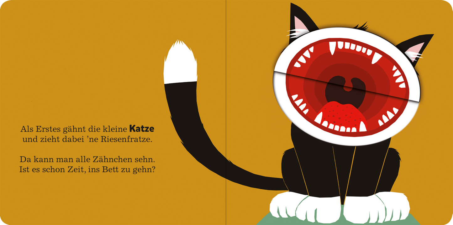 Gezeigt wird eine Innen- oder Zusatzansicht von „Alle müssen gähnen“. Die Illustration zeigt eine stilisierte Katze mit übertriebenem Maul, das offen ist und große, rote Zähne zeigt. Die Katze sitzt mittig, hat einen schwarz-weißen Körper und einen auffälligen Schwanz. Links vom Bildtext ist die Beschreibung der Handlung in klarer, serifenloser Typografie dargestellt. Der Hintergrund ist in sanften Gelbtönen gehalten, was eine freundliche Atmosphäre schafft.