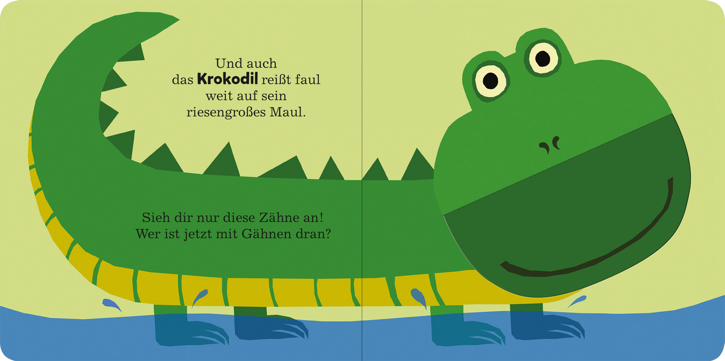 Gezeigt wird eine Innen- oder Zusatzansicht von „Alle müssen gähnen“. Die Illustration zeigt ein fröhliches, grünes Krokodil auf einer bunten Hintergrundlandschaft. Das Krokodil hat ein breites, lachendes Maul und große, runde Augen. Darüber steht der Text „Und auch das Krokodil reißt faul weit auf sein riesengroßes Maul.“ Darunter befindet sich die Frage „Sieh dir nur diese Zähne an! Wer ist jetzt mit Gähnen dran?“ in einer klaren, verspielten Schrift.