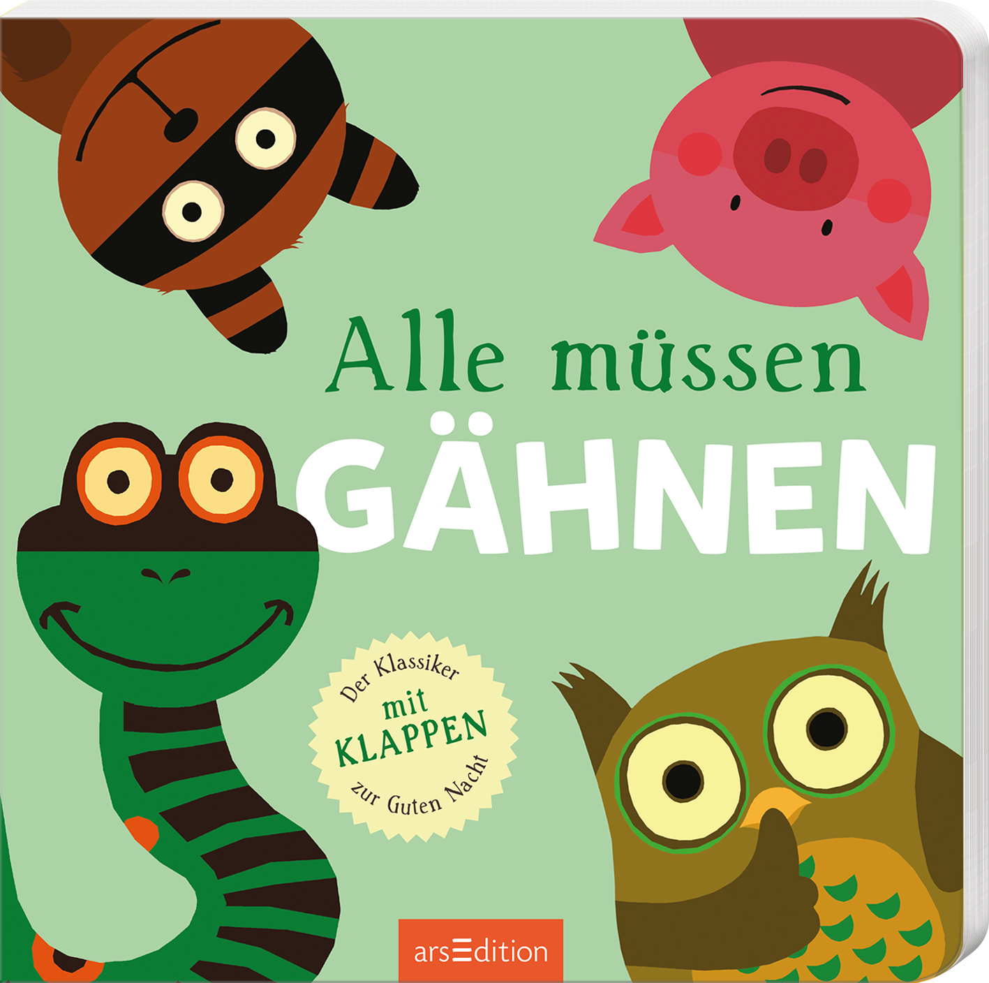 Das Buchcover zeigt eine fröhliche, pastellgrüne Hintergrundfarbe mit cartoonhaften Tieren. Oben sind ein schlafendes Schwein, ein freches Eichhörnchen und ein schauendes Eule abgebildet. Darunter stehen groß und auffällig die Wörter „Alle müssen GÄHNEN“ in einer verspielten Schrift. In einem runden, gelben Badge steht „Der Klassiker mit KLAPPEN zur Guten Nacht“. Ganz unten mittig steht der Logoschriftzug von arsEdition.