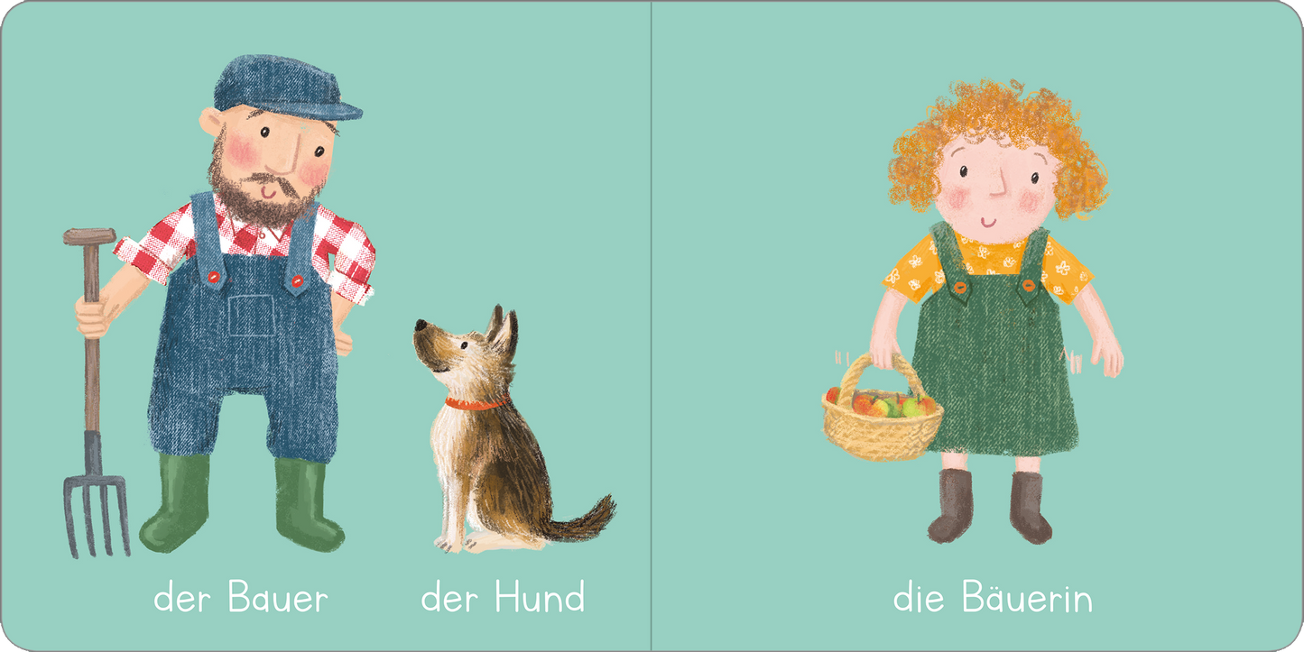 Gezeigt wird eine Innen- oder Zusatzansicht von „Mein Bauernhof“. Auf der linken Seite ist ein Bauer mit einem blauen Hut und kariertem Hemd zu sehen, der eine Forke in der Hand hält. Er steht neben einem braunen Hund. Auf der rechten Seite blickt eine Bäuerin mit lockigen, orangefarbenen Haaren lächelnd zur Seite. Sie trägt ein grünes Kleid mit einem gelben T-Shirt und hält einen Korb mit Früchten. Der Hintergrund ist in sanften, pastellgrünen Tönen gehalten.