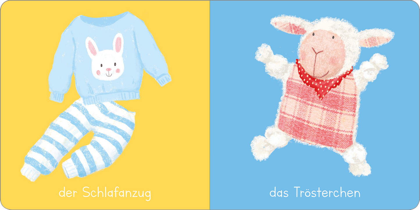 Gezeigt wird eine Innen- oder Zusatzansicht von „Gute Nacht“. Auf der linken Seite befindet sich ein blauer Schlafanzug mit einem Hasenmotiv, umgeben von gelbem Hintergrund. Auf der rechten Seite ist ein weißes Schaf dargestellt, das ein kariertes, rotes Tuch trägt, vor einem hellblauen Hintergrund. Die Typografie ist verspielt und einfach gehalten, mit den Schriftzügen „der Schlafanzug“ und „das Trostertchen“ in weißer Farbe.