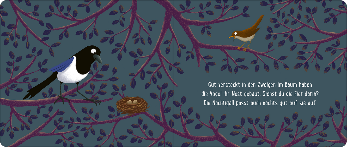 Gezeigt wird eine Innen- oder Zusatzansicht von „Gute Nacht im Wald“. Die Illustration zeigt einen dunklen Hintergrund in Blau mit geschwungenen Ästen in Violett. Links sitzt ein schwarz-weißer Vogel, rechts ein brauner Vogel auf einem Ast. In der Mitte befindet sich ein Nest, umgeben von zarten Blättern. Der Text auf der rechten Seite ist in einer kindgerechten, klaren Schrift gehalten und vermittelt eine einladende Atmosphäre.