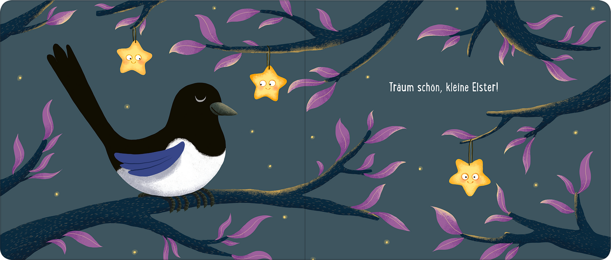 Gezeigt wird eine Innen- oder Zusatzansicht von „Gute Nacht im Wald“. Im Vordergrund sitz eine schwarze Elster mit weißem Bauch auf einem dunkelblauen Ast. Die Äste sind mit lila Blättern geschmückt, während gelbe Sterne mit Gesichtern herabhängen. Auf der rechten Seite des Bildes ist der Text „Träum schön, kleine Elster!“ in freundlicher, verspielter Schrift platziert, die gut lesbar ist. Der Gesamteindruck vermittelt eine ruhige, märchenhafte Atmosphäre.