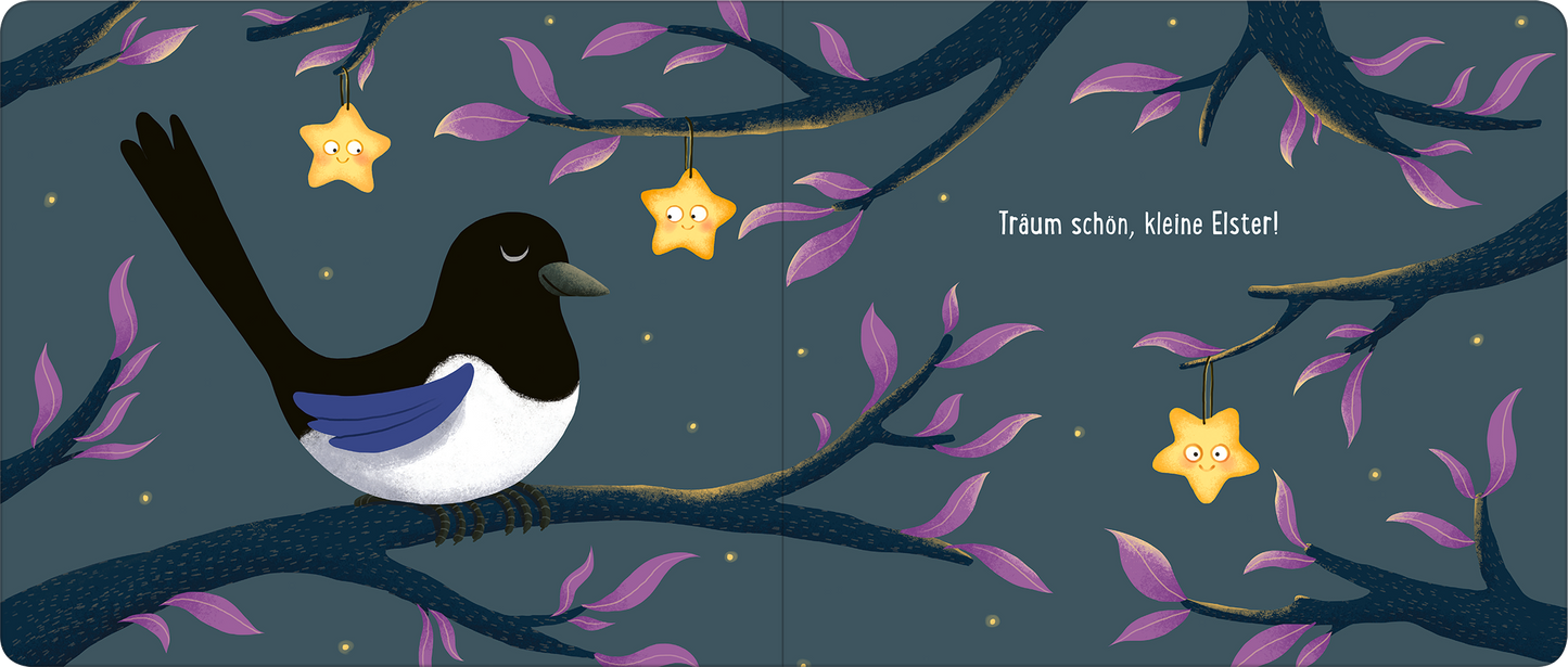 Gezeigt wird eine Innen- oder Zusatzansicht von „Gute Nacht im Wald“. Im Vordergrund sitz eine schwarze Elster mit weißem Bauch auf einem dunkelblauen Ast. Die Äste sind mit lila Blättern geschmückt, während gelbe Sterne mit Gesichtern herabhängen. Auf der rechten Seite des Bildes ist der Text „Träum schön, kleine Elster!“ in freundlicher, verspielter Schrift platziert, die gut lesbar ist. Der Gesamteindruck vermittelt eine ruhige, märchenhafte Atmosphäre.