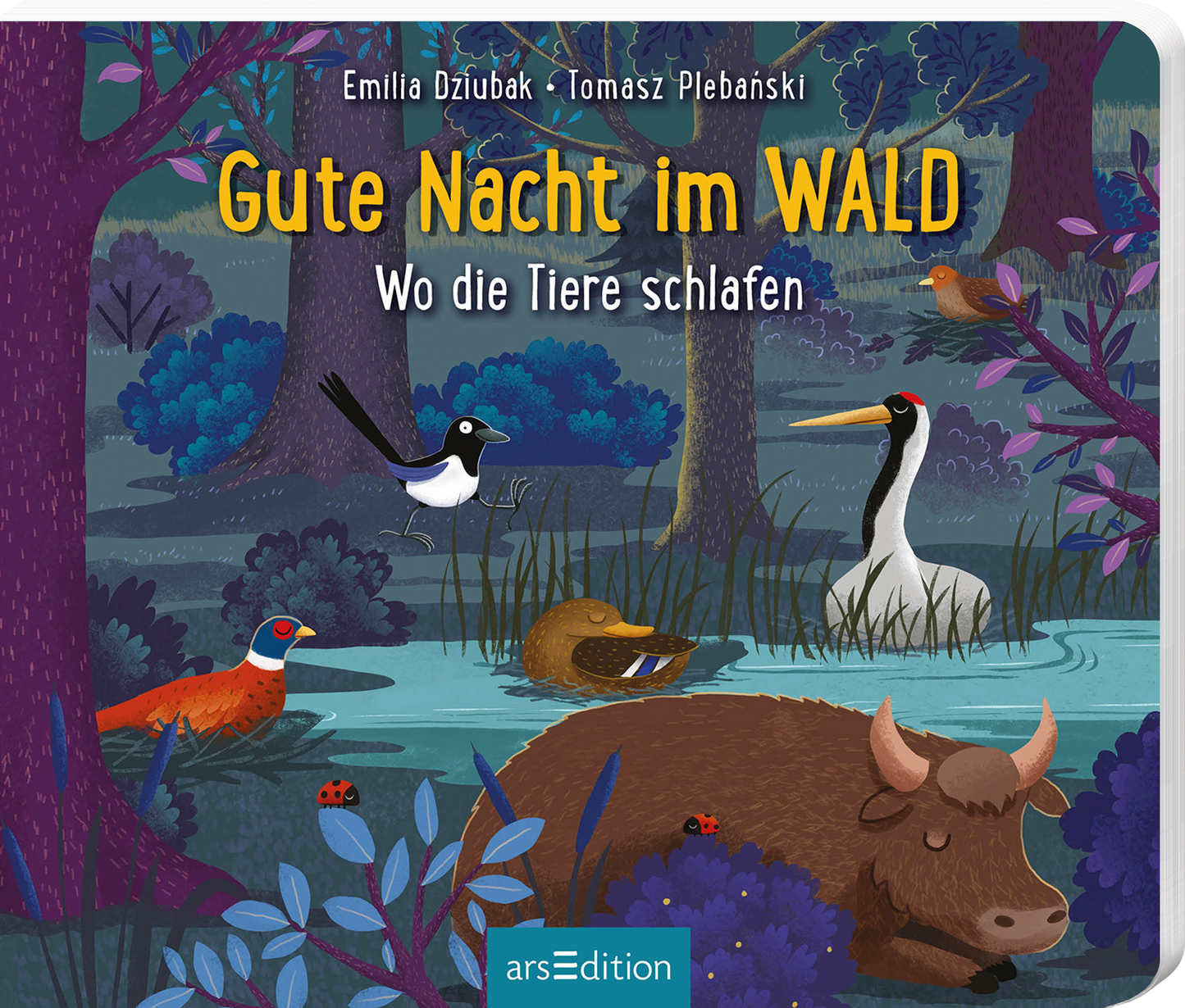 Das Buchcover zeigt eine farbenfrohe und lebendige Waldszene bei Nacht, in der verschiedene Tiere wie ein Reh, ein Bär und Vögel abgebildet sind. Umgeben von lila und grünen Baumstämmen strahlt das Cover eine ruhige, einladende Atmosphäre aus. Der Titel „Gute Nacht im WALD“ steht prominent in großen, gelben Buchstaben, während der Untertitel „Wo die Tiere schlafen“ in kleinerer Schrift darunter erscheint. Oben links sind die Namen der Autoren Emilia Dziubak und Tomasz Plebański...