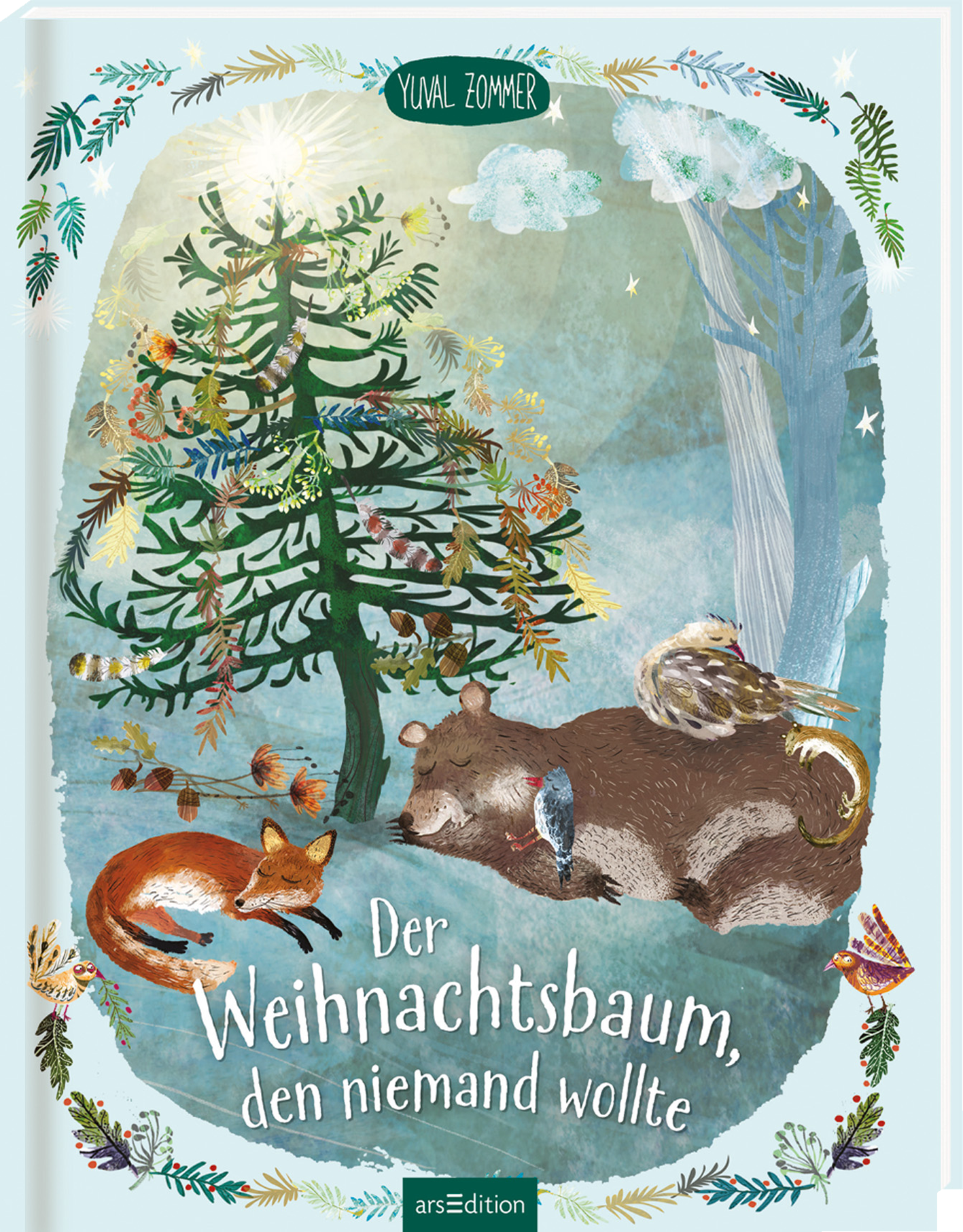 Auf dem Buchcover ist ein stilisierter Weihnachtsbaum zu sehen, der mit bunten, leuchtenden Ornamenten geschmückt ist. Darunter liegen ein roter Fuchs und ein scheuer Bär, umgeben von bunten Blättern und kleinen Tieren. Der Hintergrund ist in sanften Blau- und Grüntönen gehalten, was eine ruhige Atmosphäre vermittelt. Der Titel „Der Weihnachtsbaum, den niemand wollte“ ist zentral platziert und in verspielter Schrift gestaltet. Oben links steht der Name des Illustrators Yuval Zommer....