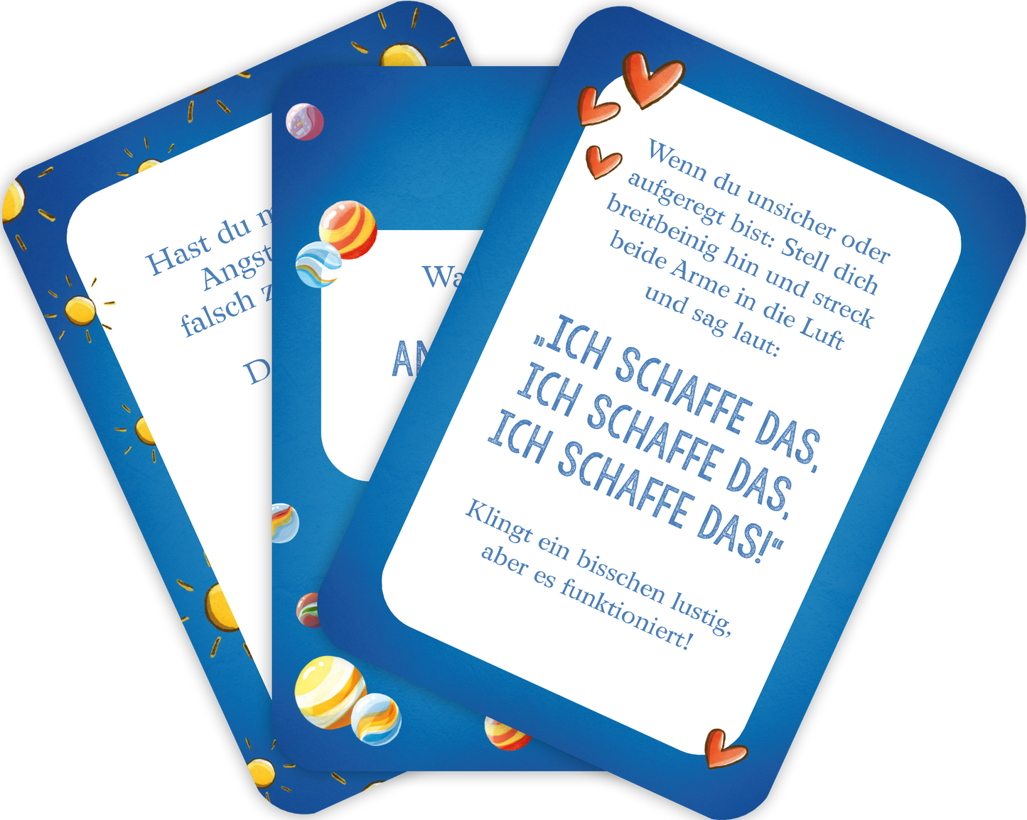 Gezeigt wird eine Ansicht von drei gefächerten Karten aus der Kartenbox „Mutmachkarten für die Schule“. Die Karten präsentieren einen blauen Hintergrund, dekoriert mit bunten Murmeln, Sonnen und Herzen. Auf den Karten sind aufmunternde Botschaften in klarer, gut lesbarer Schriftart. Die Texte ermutigen zur positiven Selbstansprache und sind kindgerecht formuliert, um den Lesern Mut zu machen.