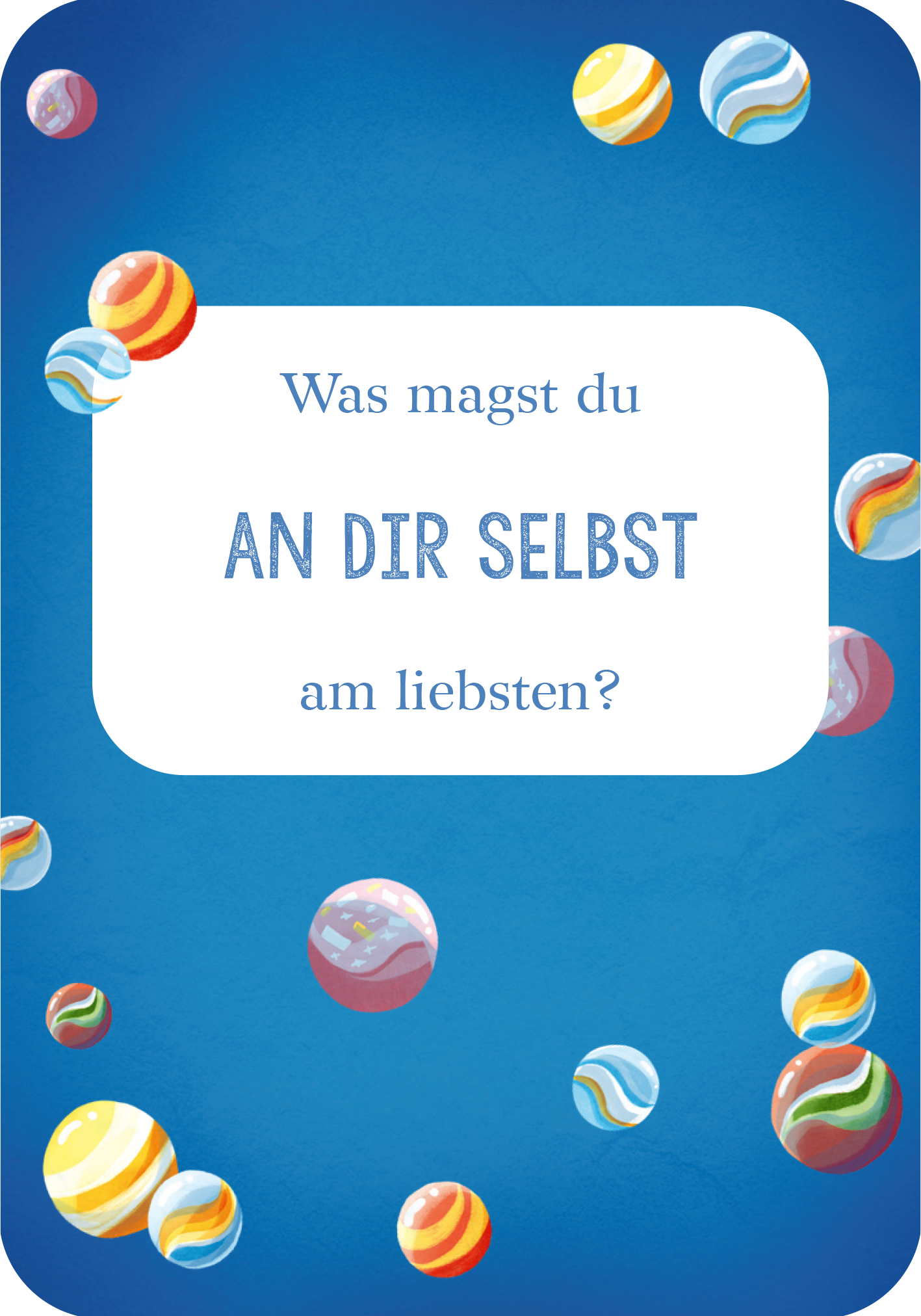 Gezeigt wird eine Innenansicht von „Mutmachkarten für die Schule“. Die Karte hat einen tiefblauen Hintergrund, auf dem bunte Murmeln in verschiedenen Farben abgebildet sind. In der Mitte steht in einer klaren Schrift „Was magst du an dir selbst am liebsten?“ in einer Kombination aus großen und kleinen Buchstaben.