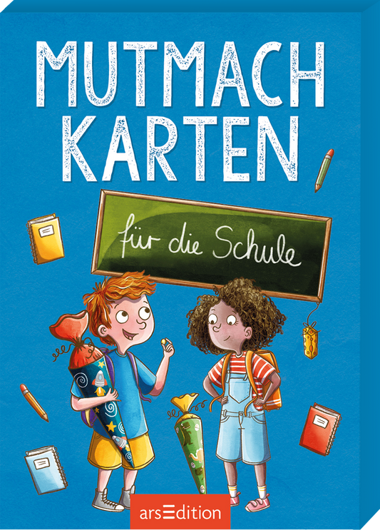 Das Cover zeigt auf leuchtend blauem Hintergrund die Aufschrift „Mutmachkarten“ in großen weißen Buchstaben. Darunter steht „für die Schule“ auf einer grünen Tafel. Zwei fröhliche Kinder, ein Junge mit rotem Haar und ein Mädchen mit lockigem Haar, stehen mittig unter der Schrift. Um sie herum sind Schulutensilien wie Schultüten, Bücher und Stifte abgebildet. Ganz unten mittig steht der Logoschriftzug von arsEdition.