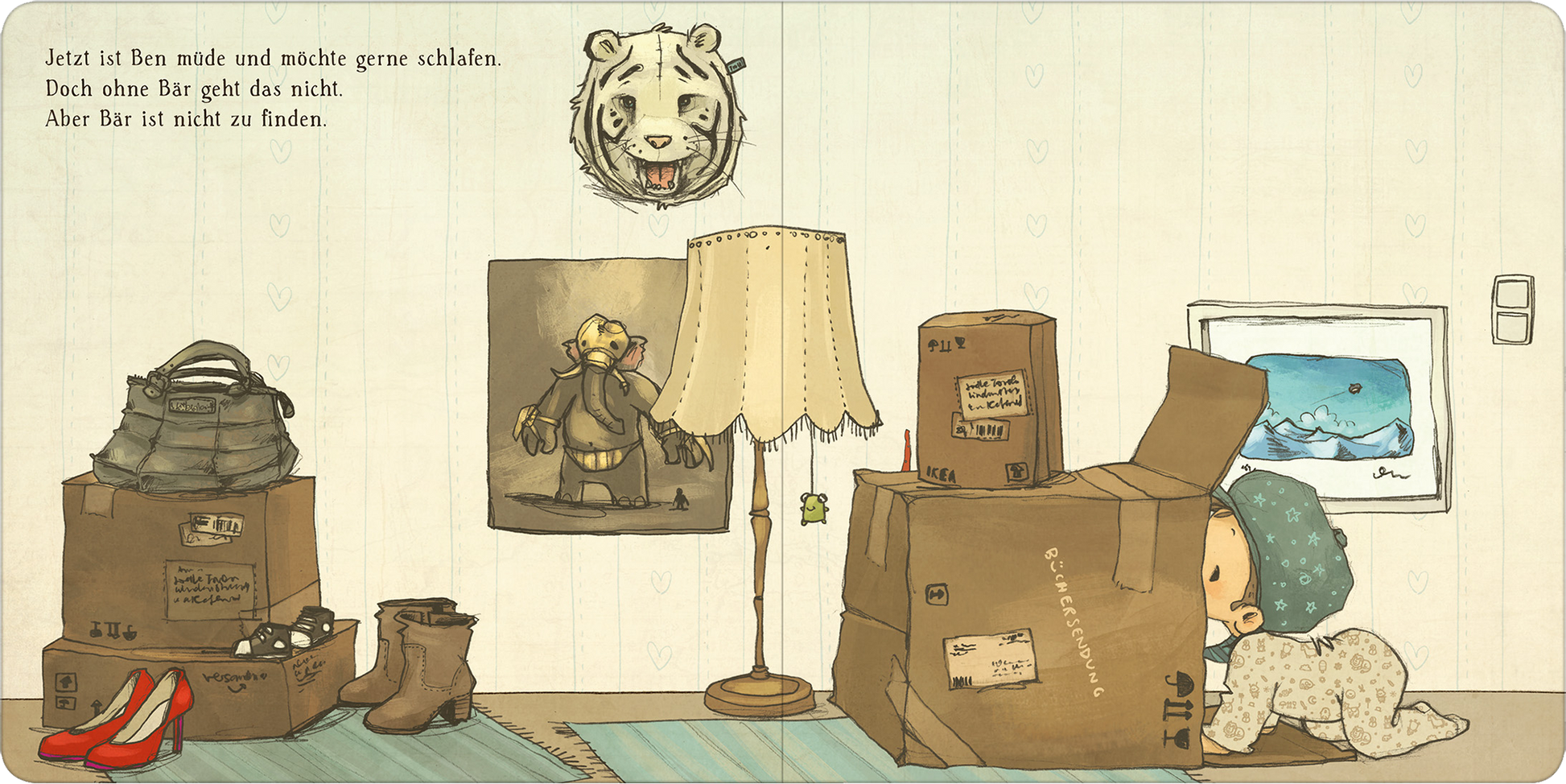 Gezeigt wird eine Innenansicht von „Die schönsten Geschichten von Ben und Bär“. Die Szene zeigt ein gemütliches Kinderzimmer mit einem großen, schlichten Teppich und vielen Kisten. Ein niedlicher Junge in einem Schlafanzug sucht nach seinem Freund, einem Bären. An der Wand hängt ein Bild eines Tieres, während eine Lampe neben der Kiste steht. Die dominante Farbe ist ein sanftes Beige, ergänzt durch Pastelltöne und eine niedliche, handschriftliche Schriftart.