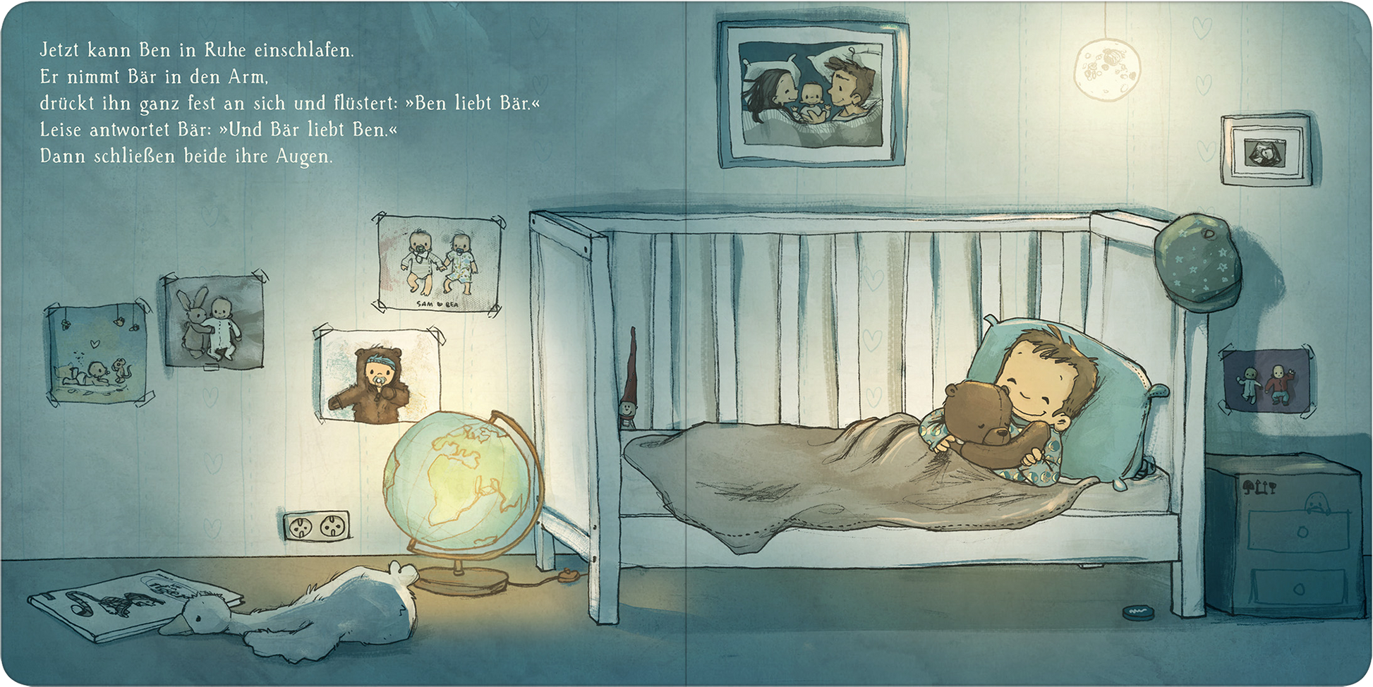 Gezeigt wird eine Innenansicht von „Die schönsten Geschichten von Ben und Bär“. In einem sanft beleuchteten Kinderzimmer liegt ein Junge namens Ben im Bett, umarmt seinen Stoffbären und schließt die Augen. Die Wände sind mit bunten Bildern dekoriert, und ein Globus steht auf dem Boden. Die Farbpalette ist in beruhigenden Blau- und Beigetönen gehalten, während die liebevolle Typografie des Textes warm und einladend wirkt, um eine gemütliche Atmosphäre zu schaffen.