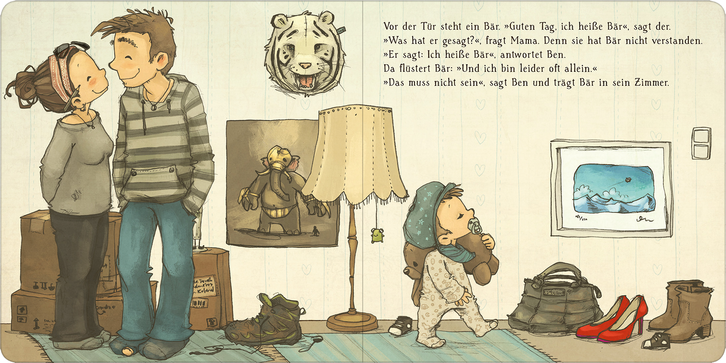 Gezeigt wird eine Innen- oder Zusatzansicht von „Die schönsten Geschichten von Ben und Bär“. Die Illustration zeigt eine gemütliche Wohnzimmerszene mit warmen Farben. Im Vordergrund stehen zwei Kinderfiguren; eine Jungenfigur mit lässiger Kleidung und ein Mädchen in einem rosafarbenen Outfit. Hinter ihnen ist eine Stehlampe und ein Bild eines Bären zu sehen. An der Wand hängen tierische Bilder. Der Text auf der rechten Seite ist in einer verspielten, gut lesbaren Schrift gestaltet.