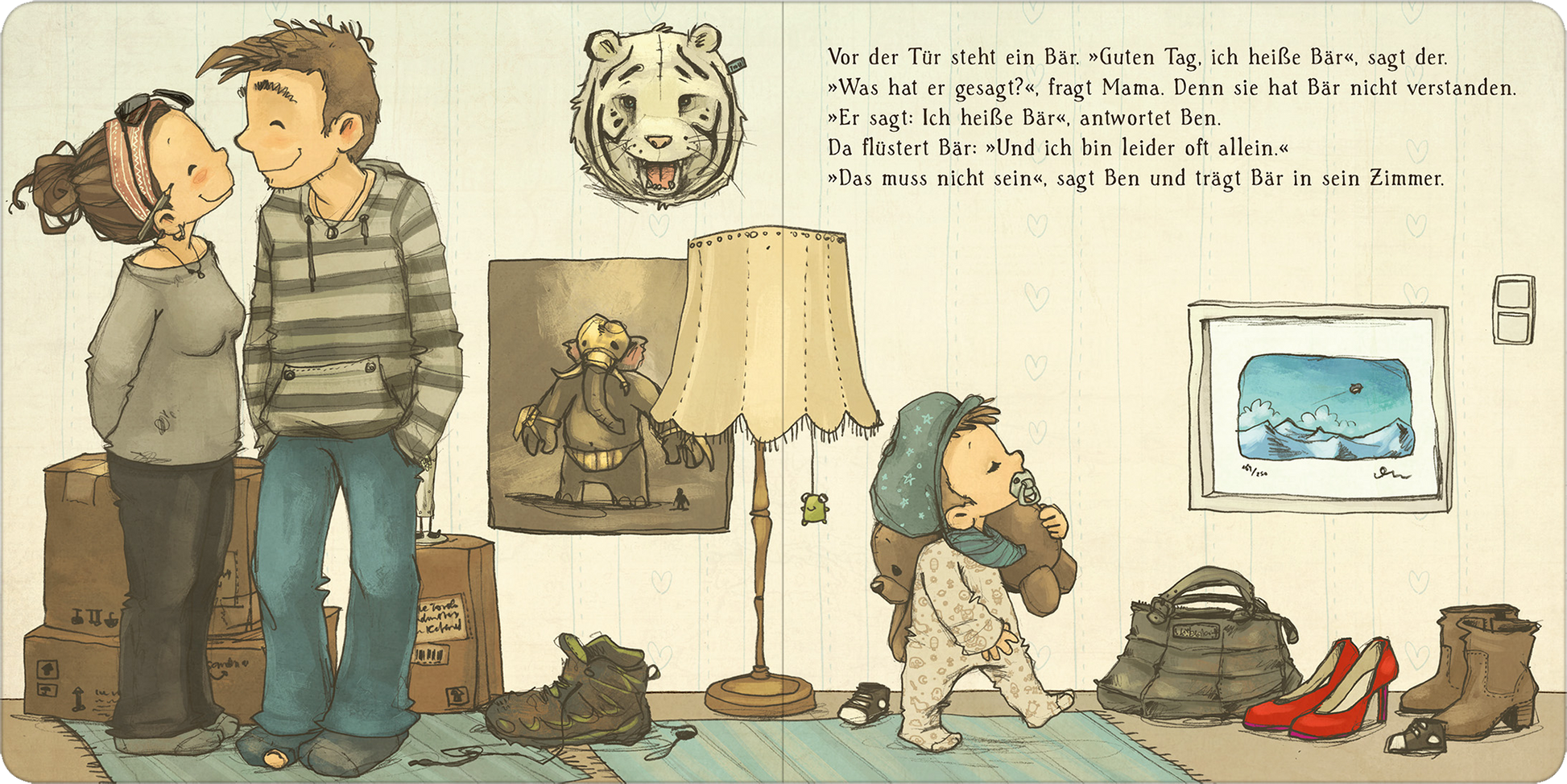 Gezeigt wird eine Innen- oder Zusatzansicht von „Die schönsten Geschichten von Ben und Bär“. Die Illustration zeigt eine gemütliche Wohnzimmerszene mit warmen Farben. Im Vordergrund stehen zwei Kinderfiguren; eine Jungenfigur mit lässiger Kleidung und ein Mädchen in einem rosafarbenen Outfit. Hinter ihnen ist eine Stehlampe und ein Bild eines Bären zu sehen. An der Wand hängen tierische Bilder. Der Text auf der rechten Seite ist in einer verspielten, gut lesbaren Schrift gestaltet.